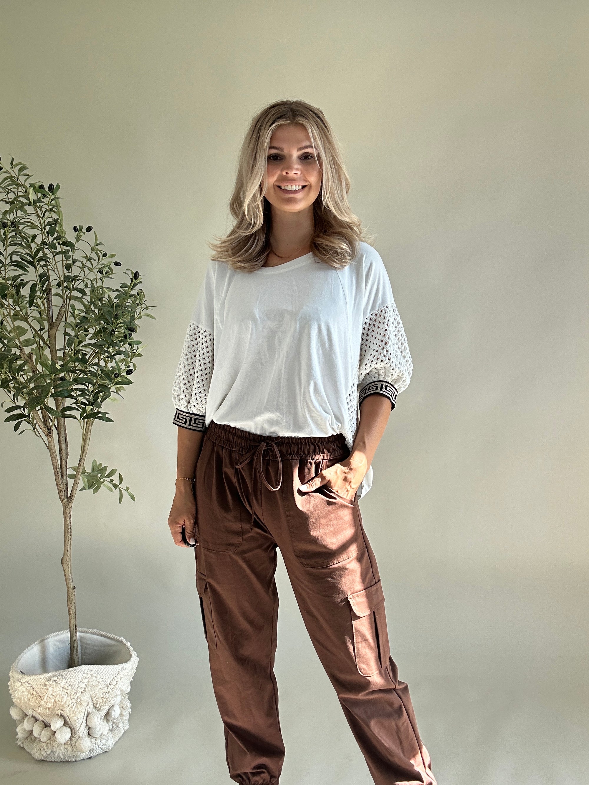 Shirt  in Weiß mit Häckeleinsatz ( Arm und Seite) mit farbigen Abschluß