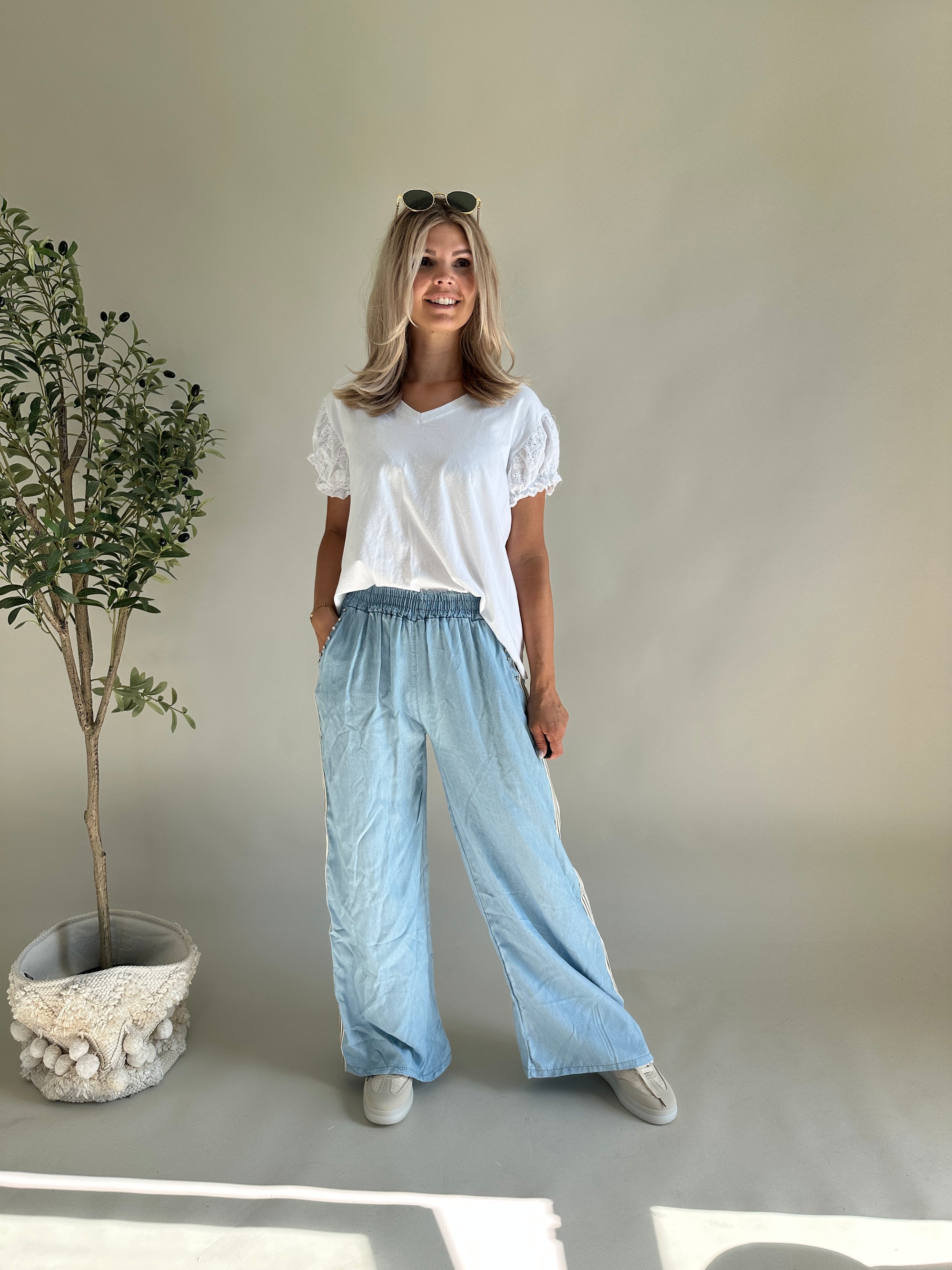 Hose in leichtem Jeansstoff mit Streifen an der Seite