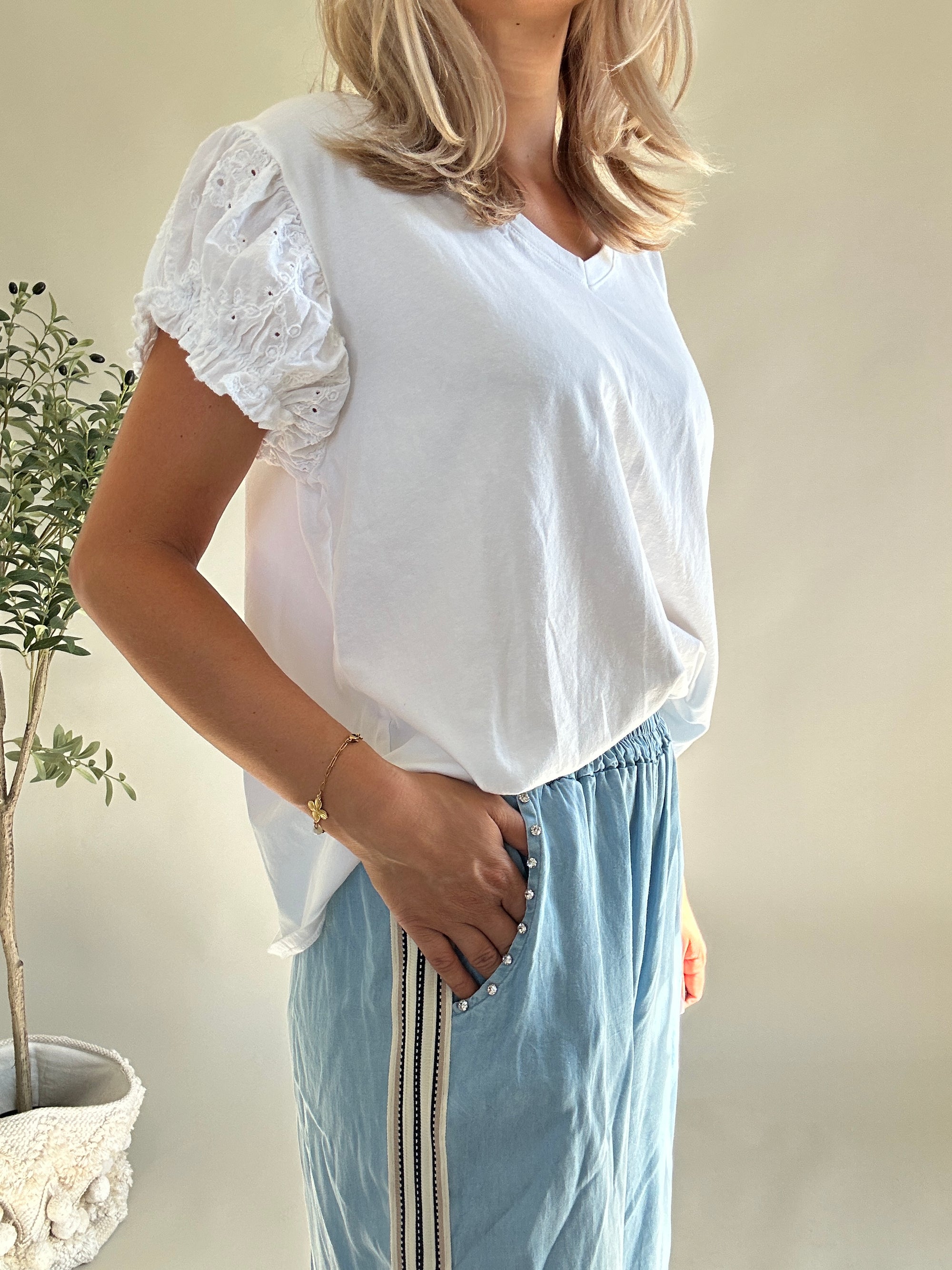 Hose in leichtem Jeansstoff mit Streifen an der Seite