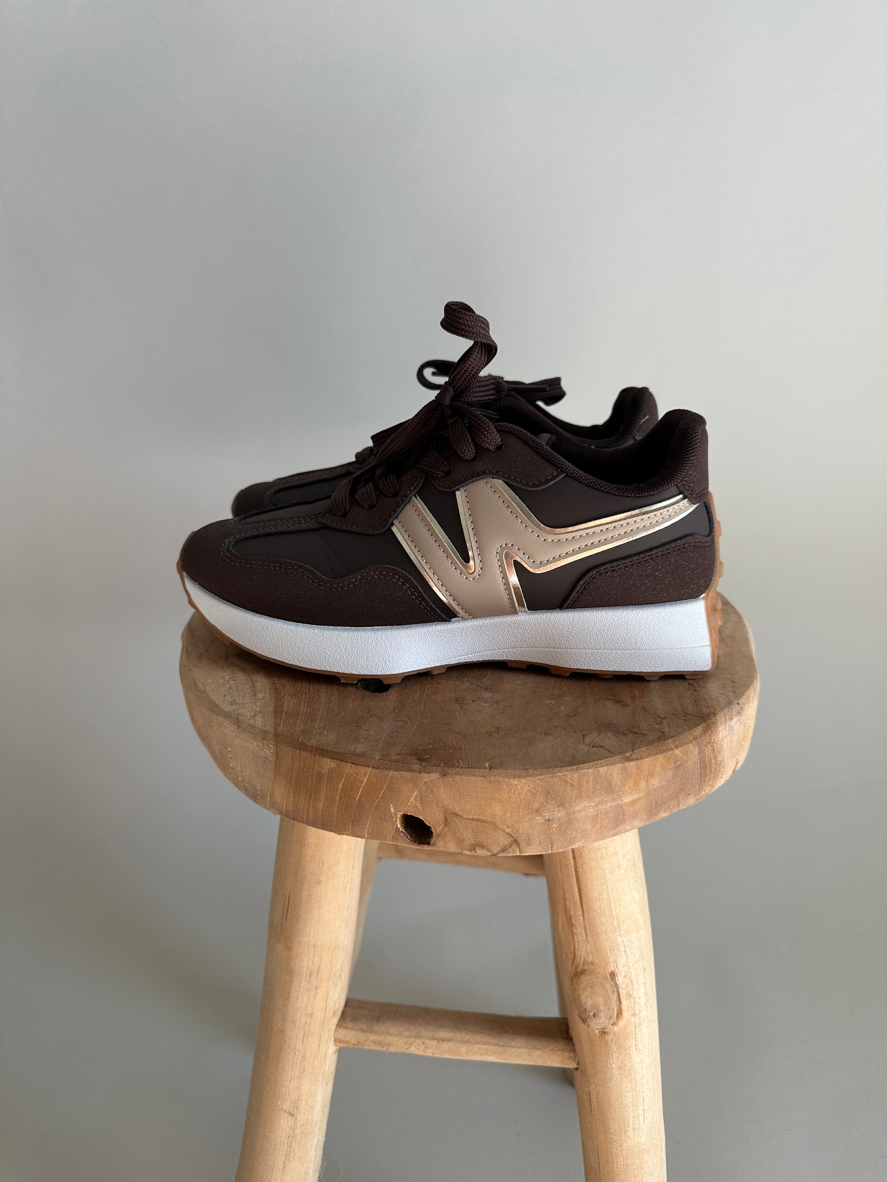 Sneaker in Schokobraun/Gold