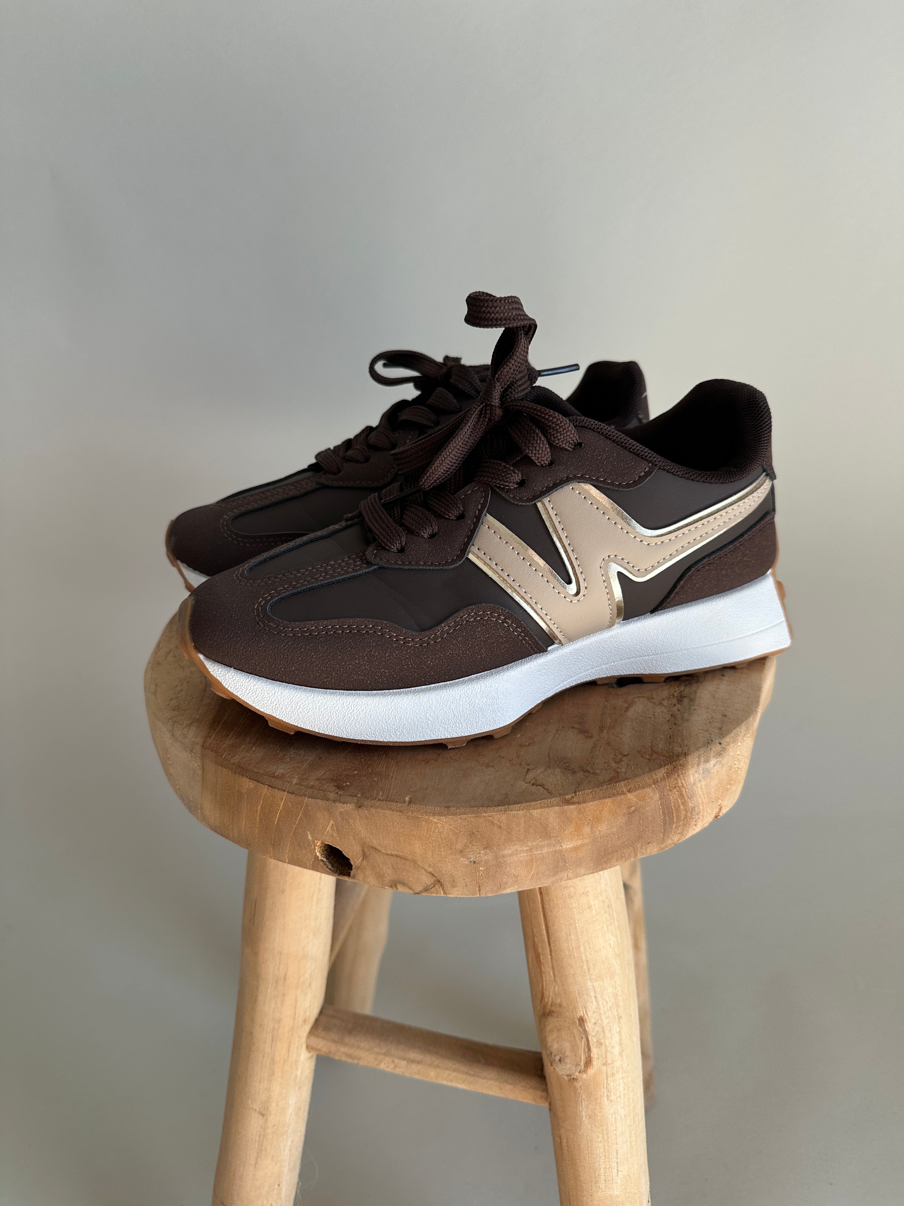 Sneaker in Schokobraun/Gold