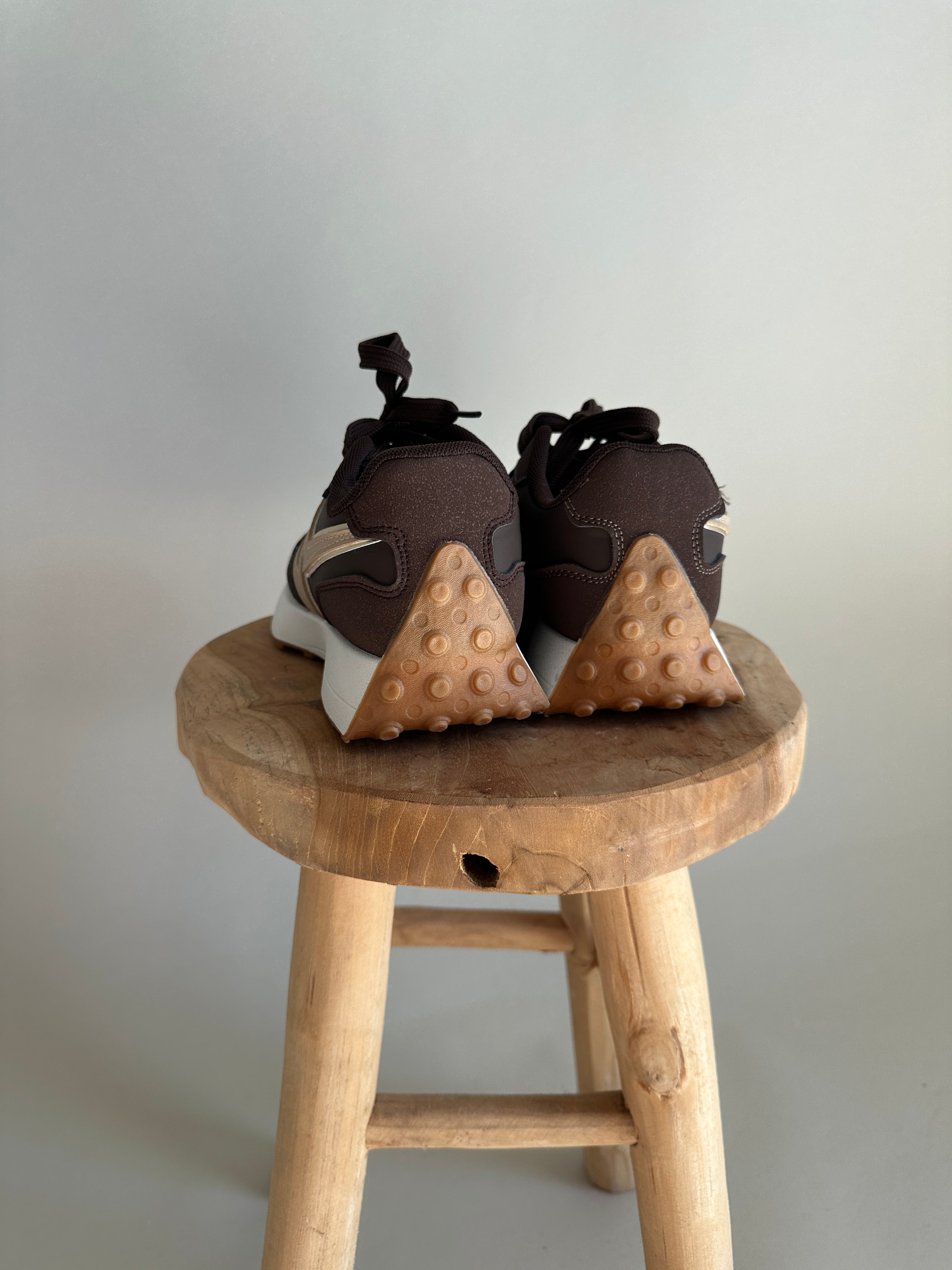 Sneaker in Schokobraun/Gold