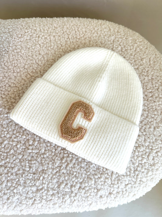 Mütze in Wollweiß vorne mit Aufnäher C