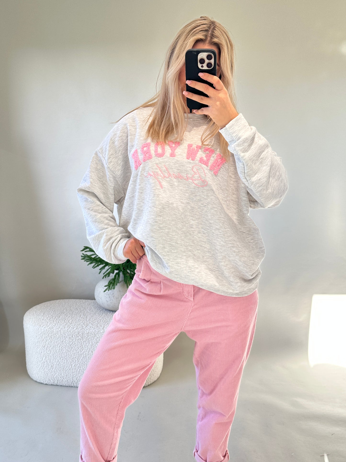 pullover in graumeliert mit aufschrift in rosa (new york)