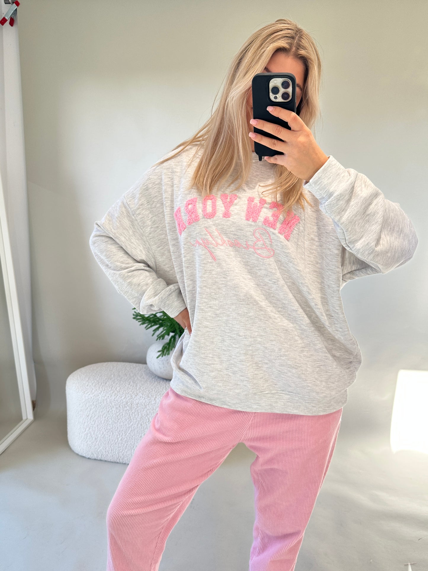 pullover in graumeliert mit aufschrift in rosa (new york)