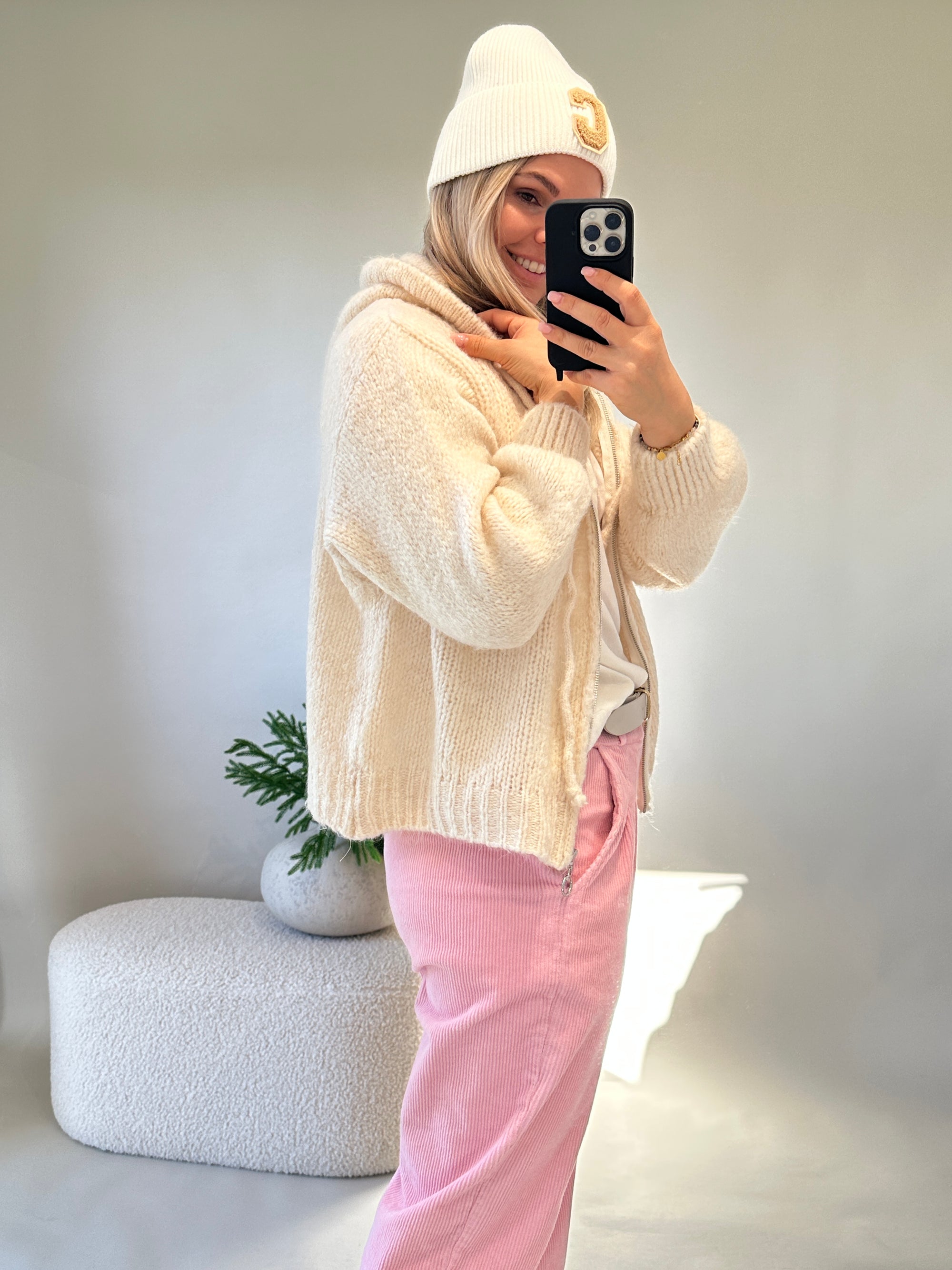 Strickjacke in Wollweiß mit Reißverschluß und Kapuze