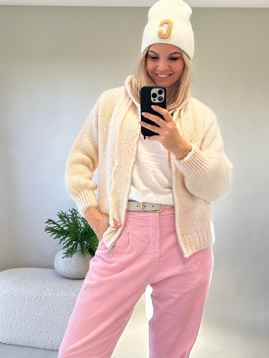 Strickjacke in Wollweiß mit Reißverschluß und Kapuze