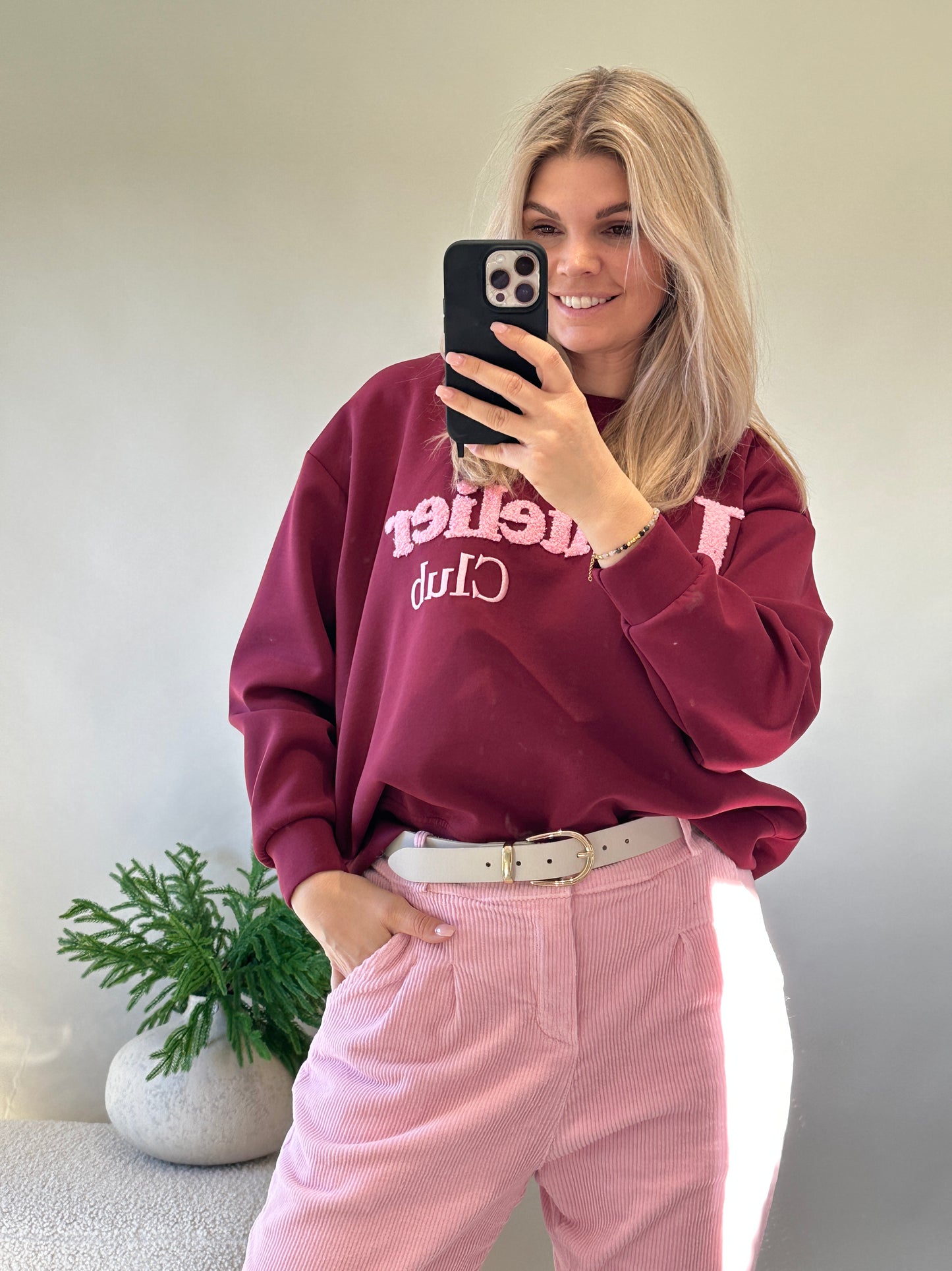 pullover in bordeaux mit aufschrift in rosa (latelier)