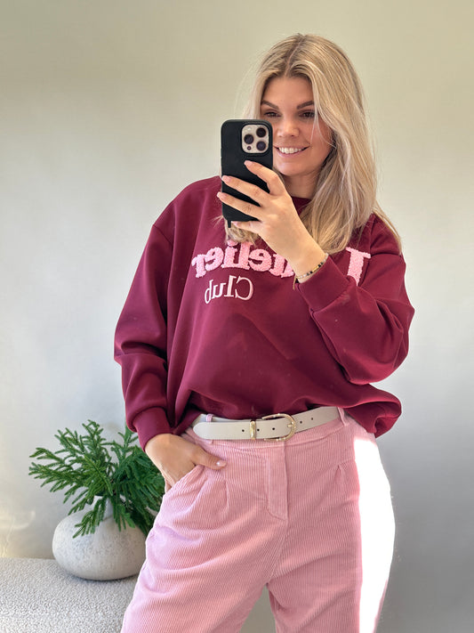 Pullover in Bordeaux mit Aufschrift in Rosa (LAtelier)