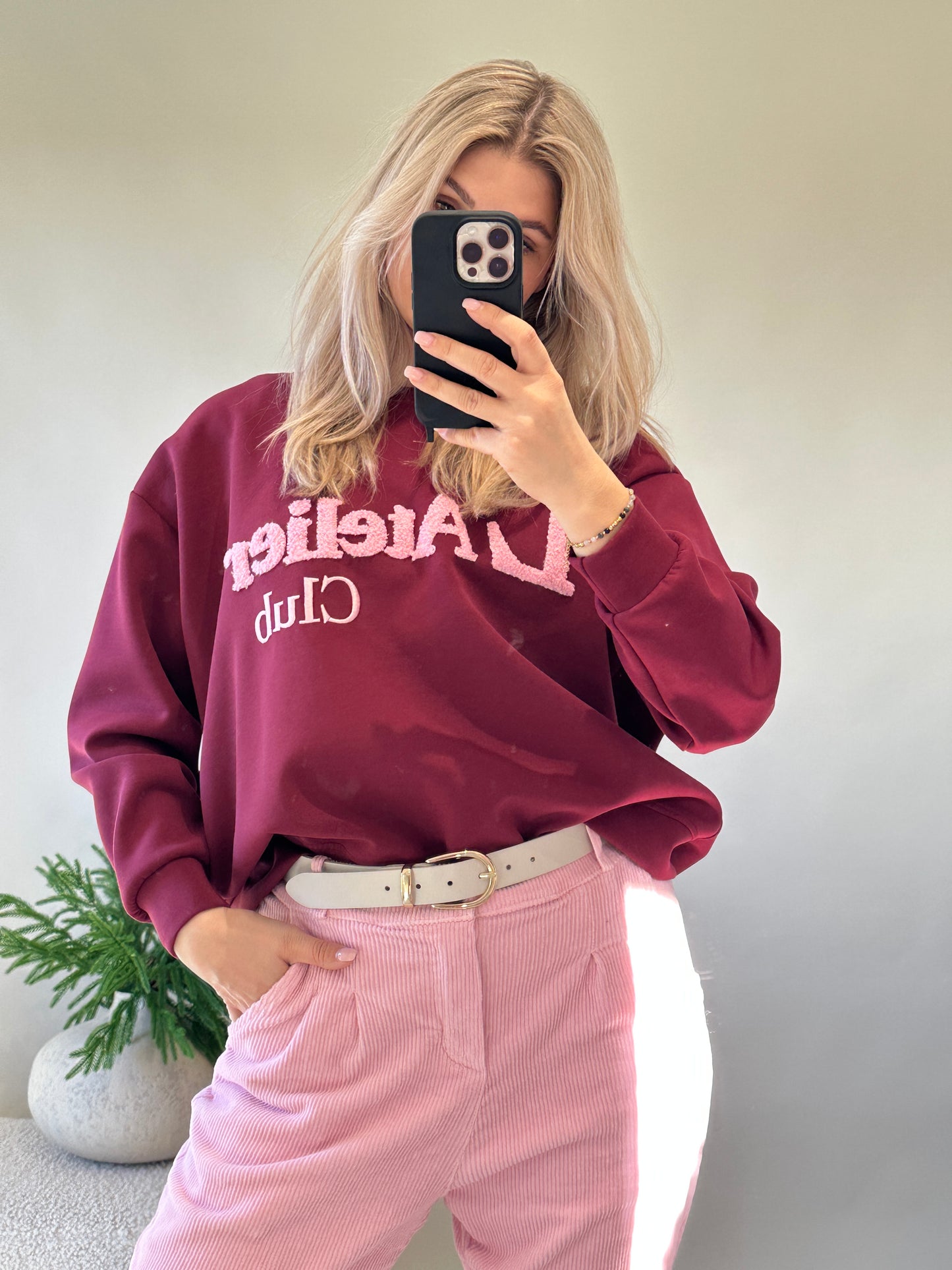 pullover in bordeaux mit aufschrift in rosa (latelier)