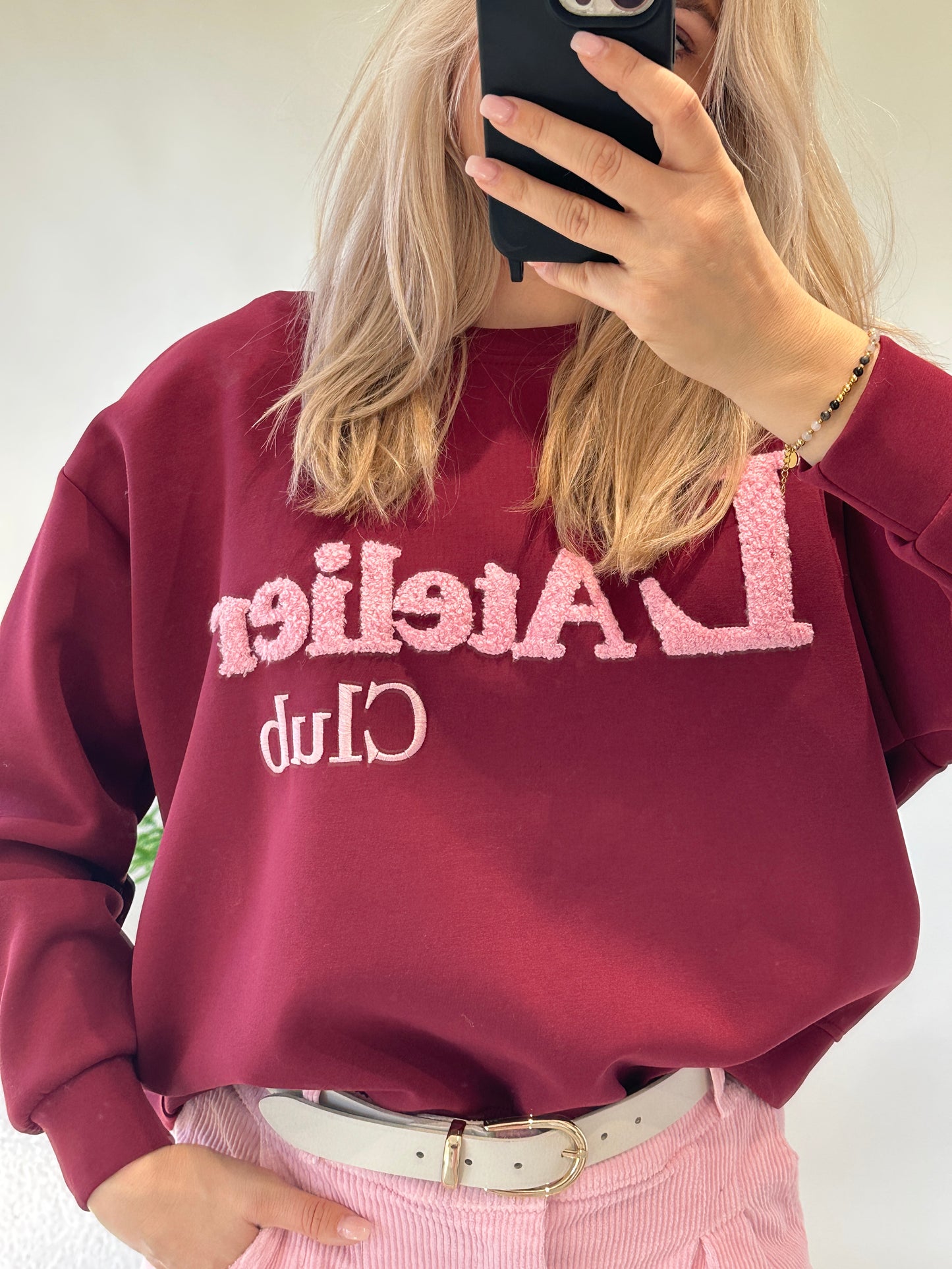 pullover in bordeaux mit aufschrift in rosa (latelier)