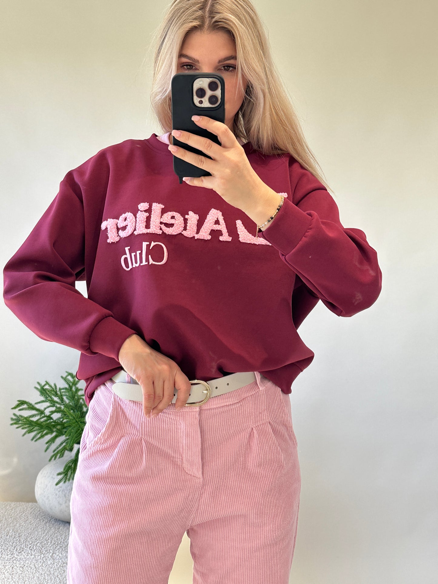 pullover in bordeaux mit aufschrift in rosa (latelier)