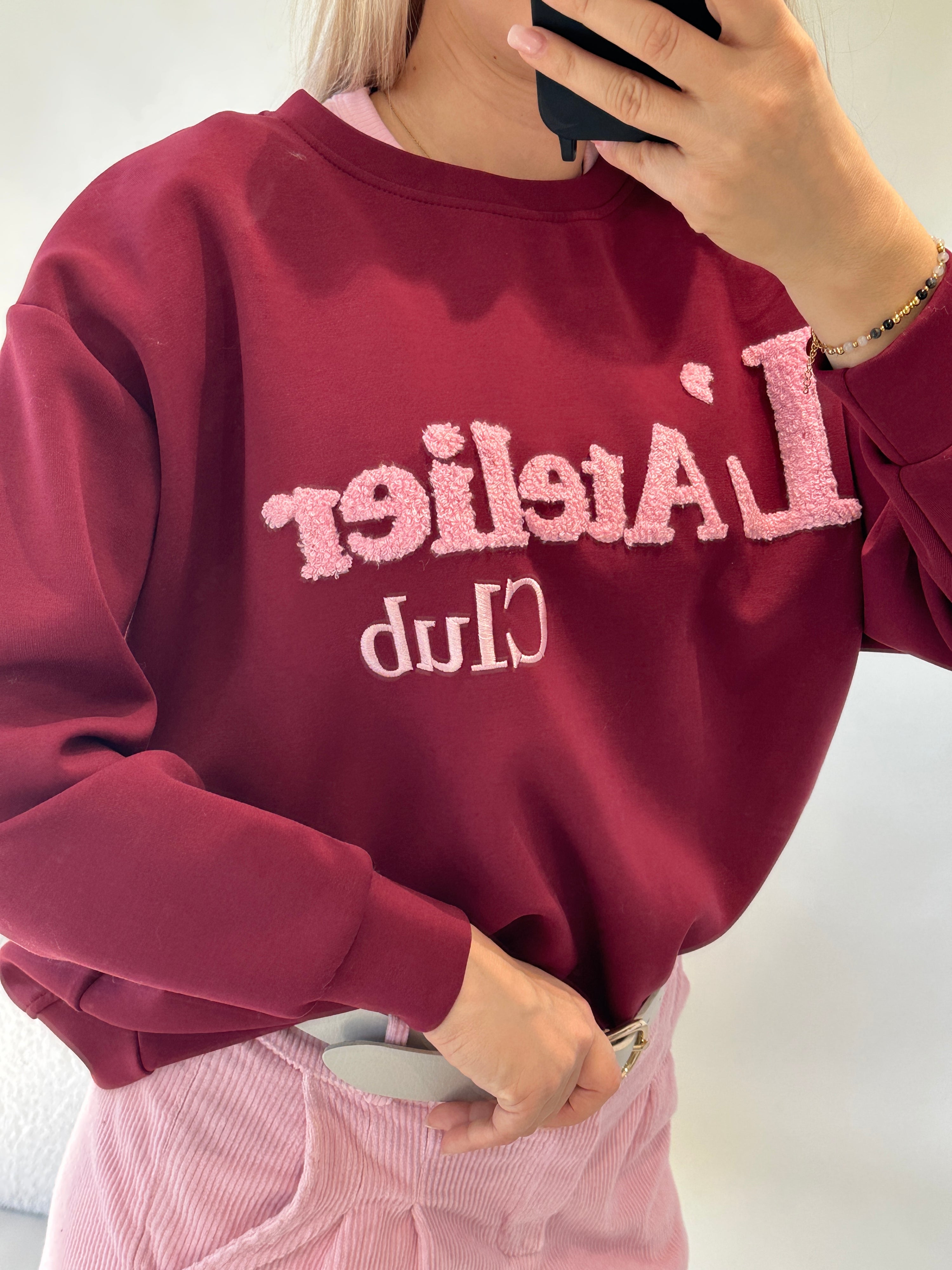 Pullover in Bordeaux mit Aufschrift in Rosa (LAtelier)