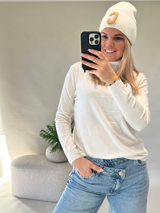 Pullover in Wollweiß mit Rollkragen