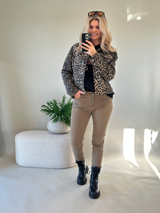 Jeans in Nußbraun mit Knöpfen