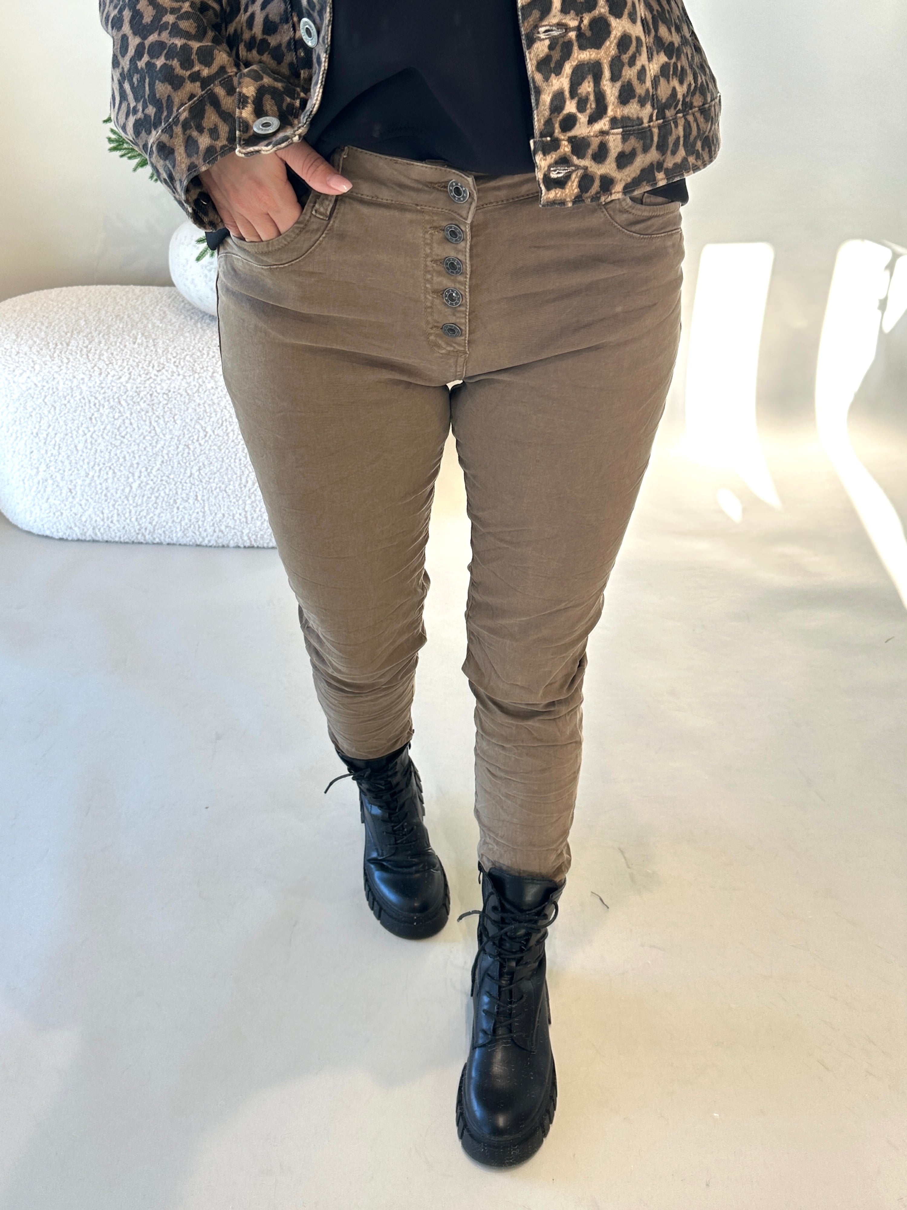 Jeans in Nußbraun mit Knöpfen