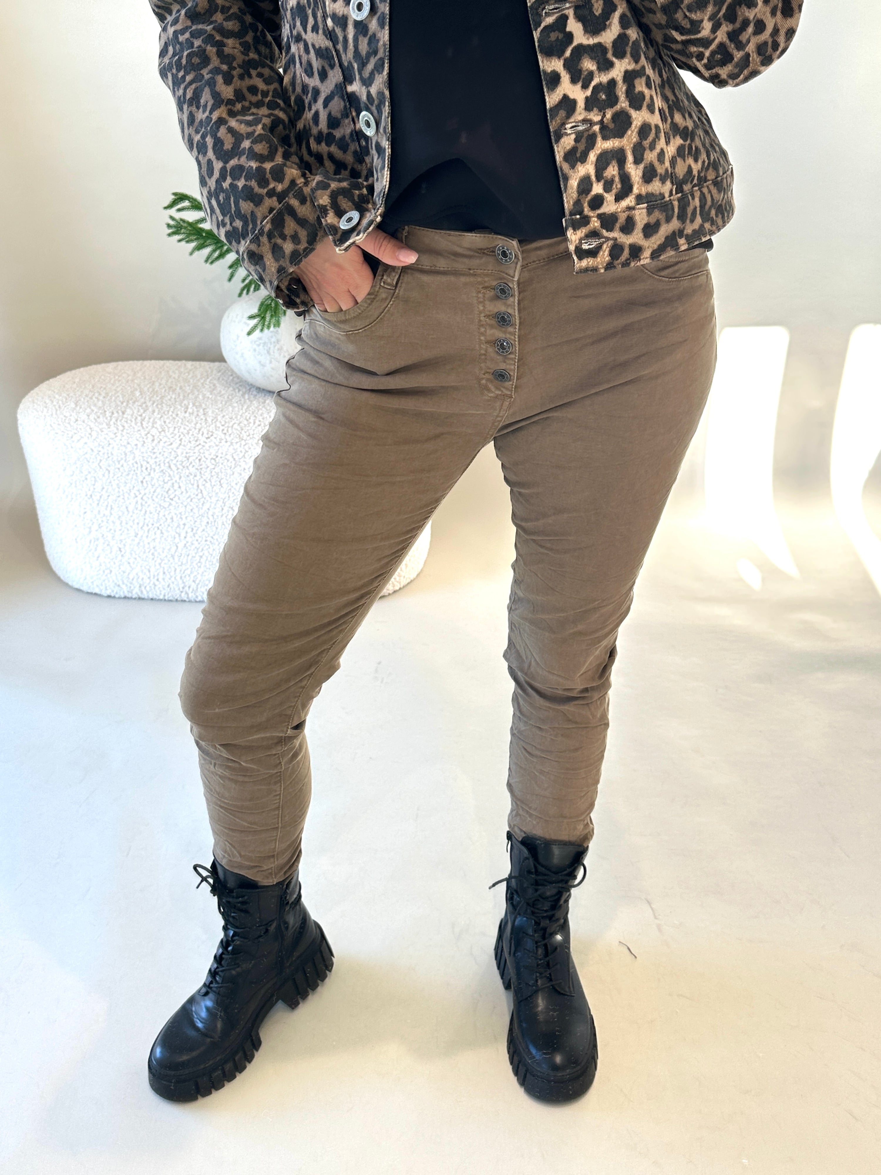 Jeans in Nußbraun mit Knöpfen