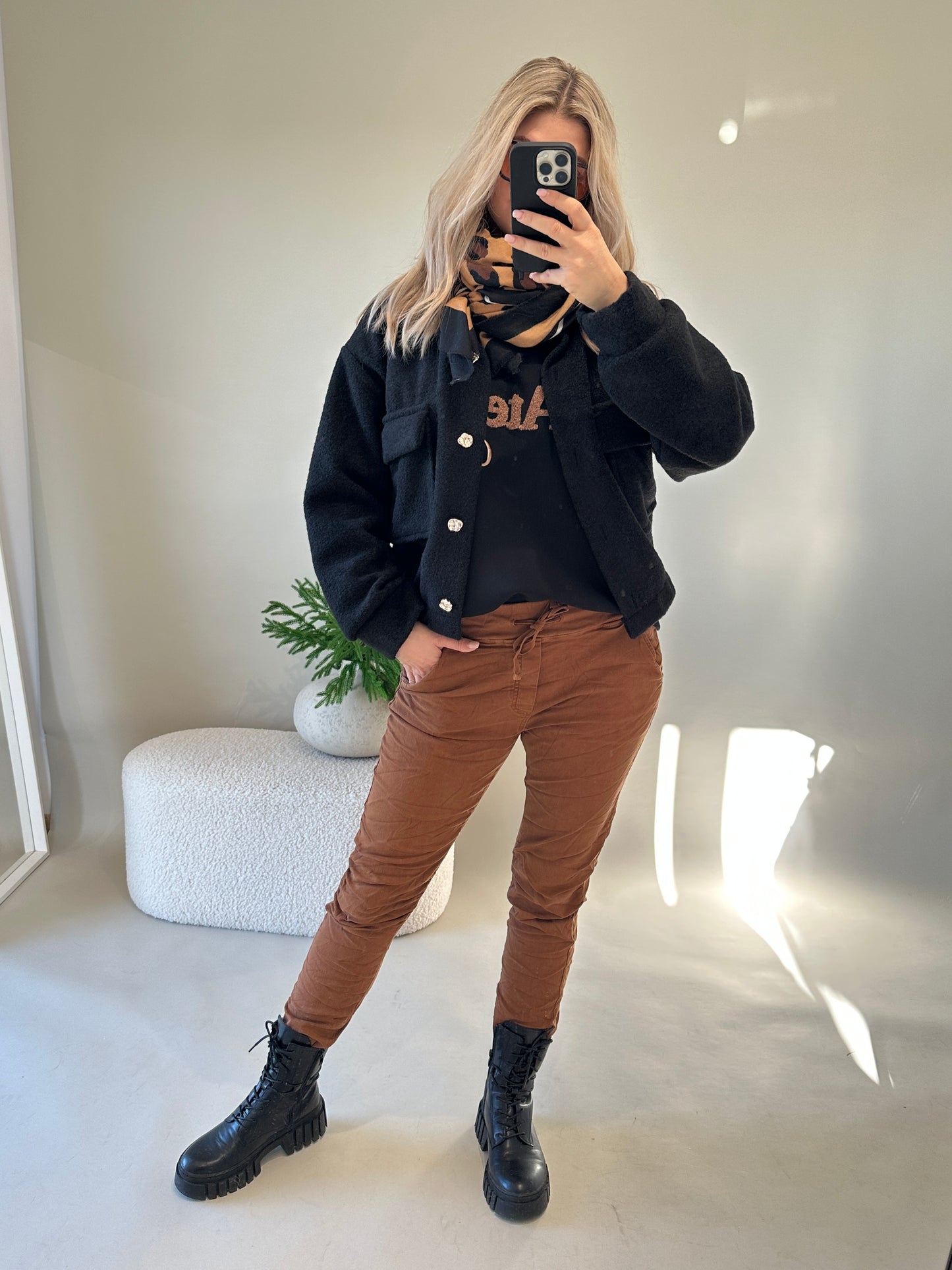 jeans in zimt mit gummibund seitlich mit laschen zum verstellen