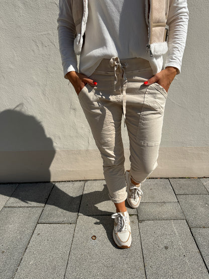 Jeans in Beige mit Gummibund