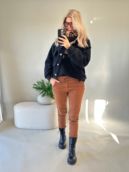 Jeans in Zimt mit Gummibund seitlich mit Laschen zum Verstellen