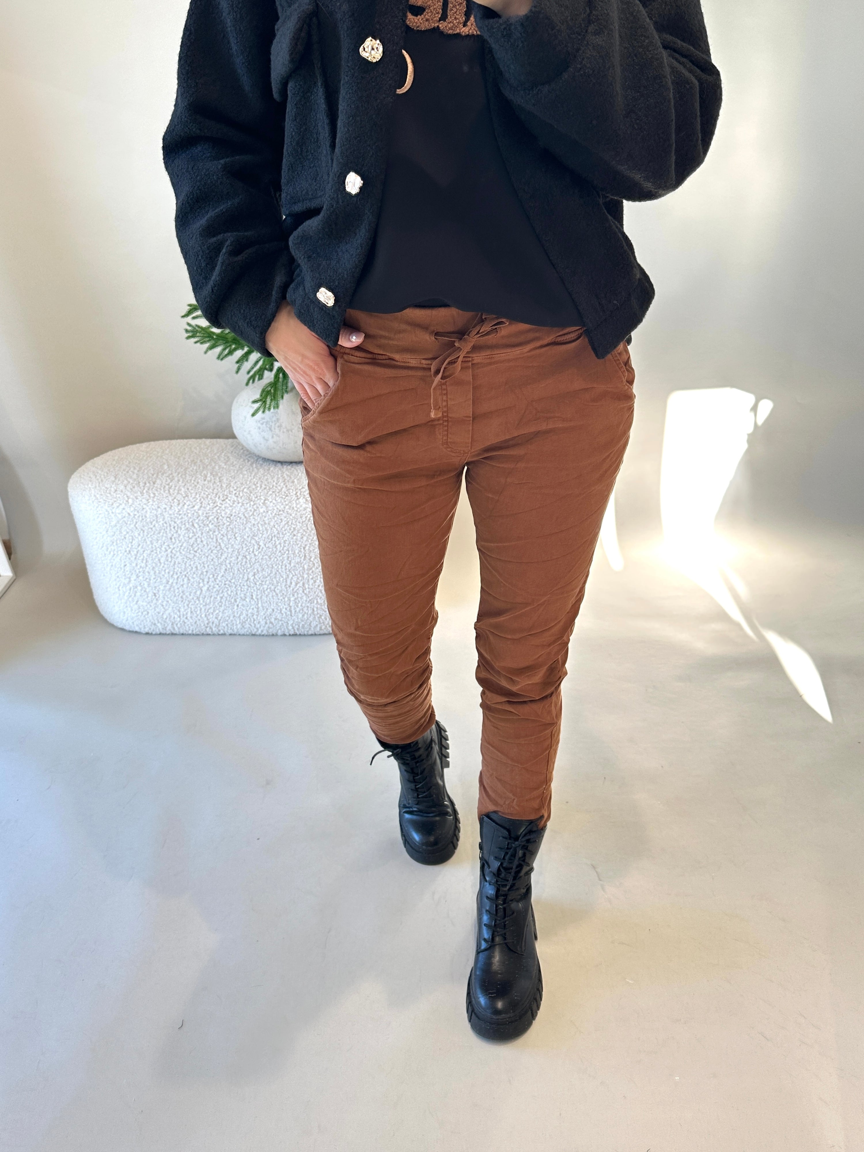 Jeans in Zimt mit Gummibund seitlich mit Laschen zum Verstellen