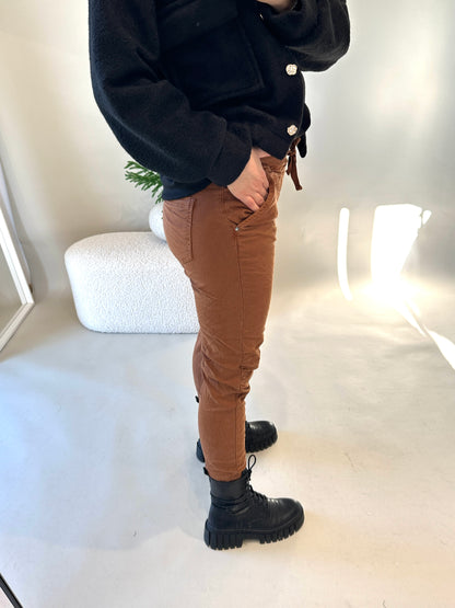 Jeans in Zimt mit Gummibund seitlich mit Laschen zum Verstellen