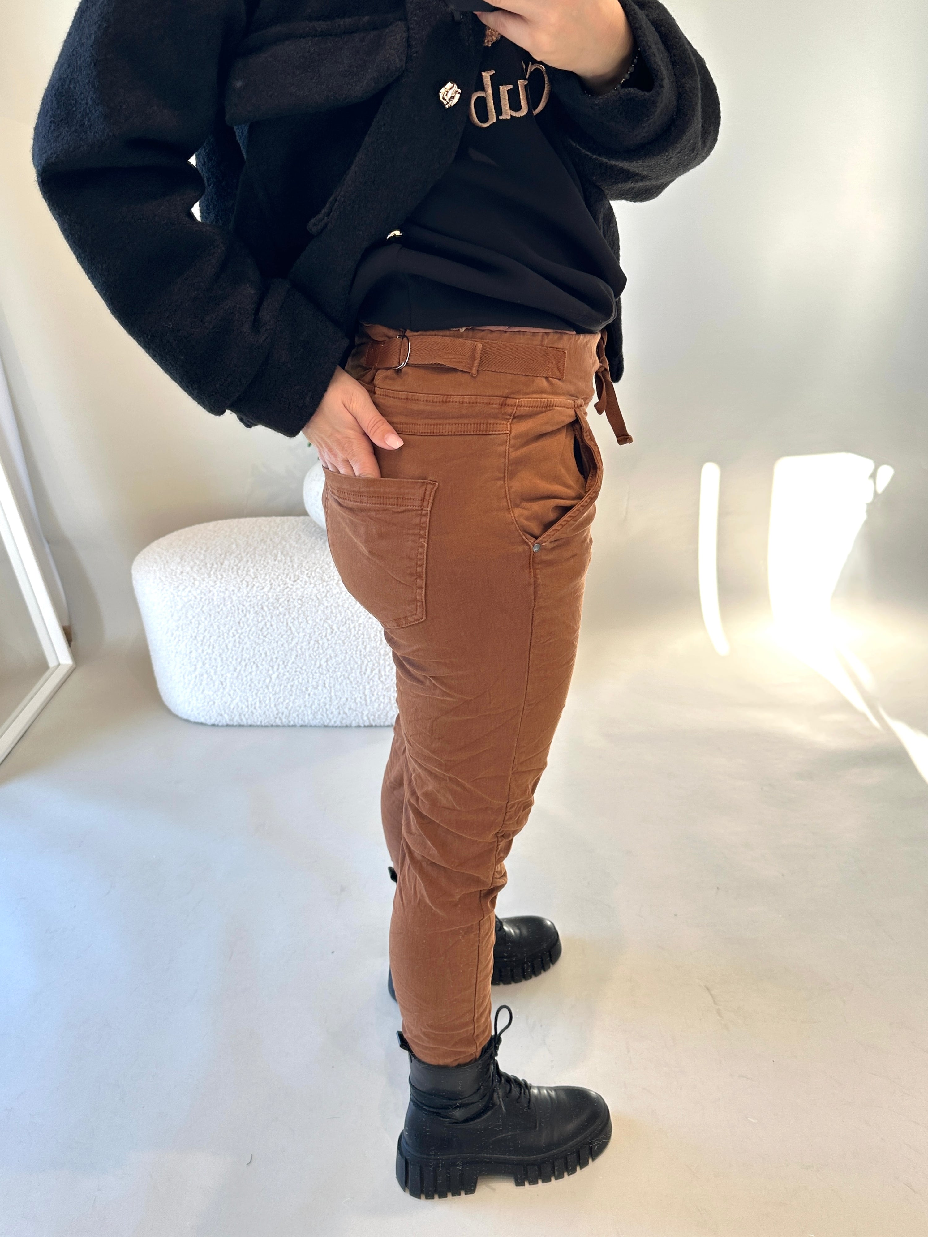 Jeans in Zimt mit Gummibund seitlich mit Laschen zum Verstellen