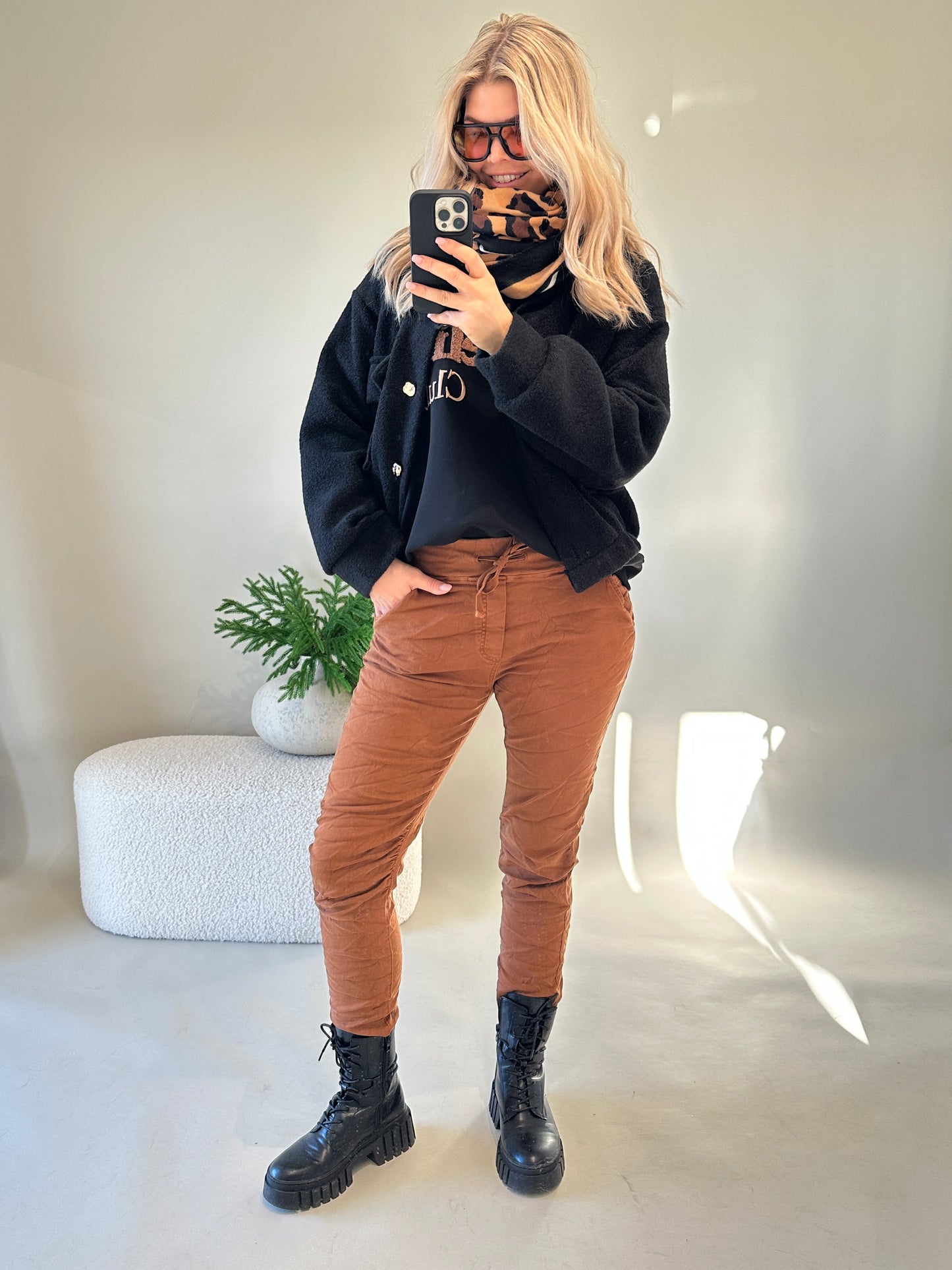 schal in zimt/schwarz/beige mit leomuster