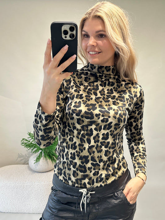 Shirt mit Leo-Muster in Olivgrün/Schwarz