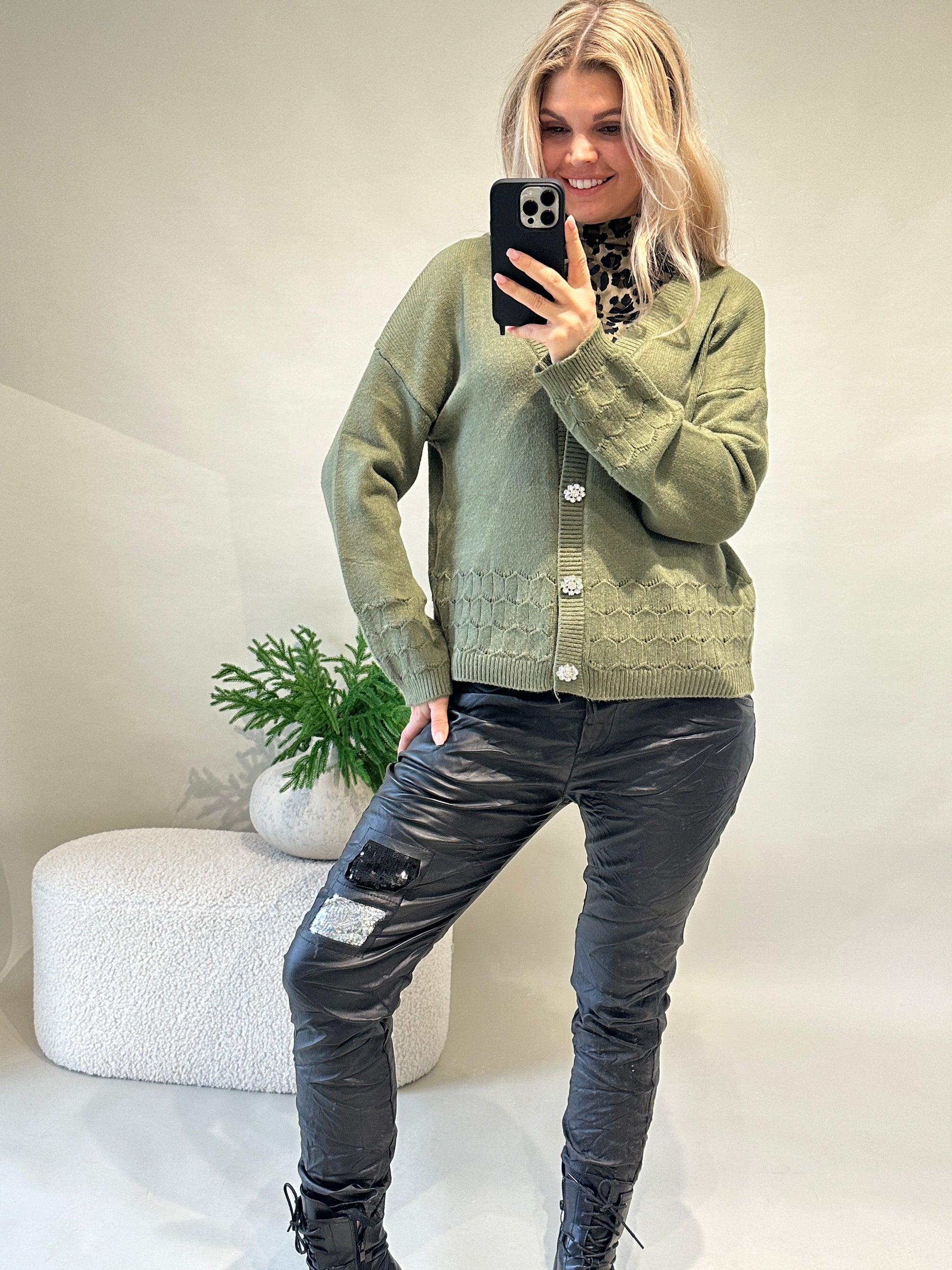 Strickjacke in Olivgrün mit Glitzerknöpfe