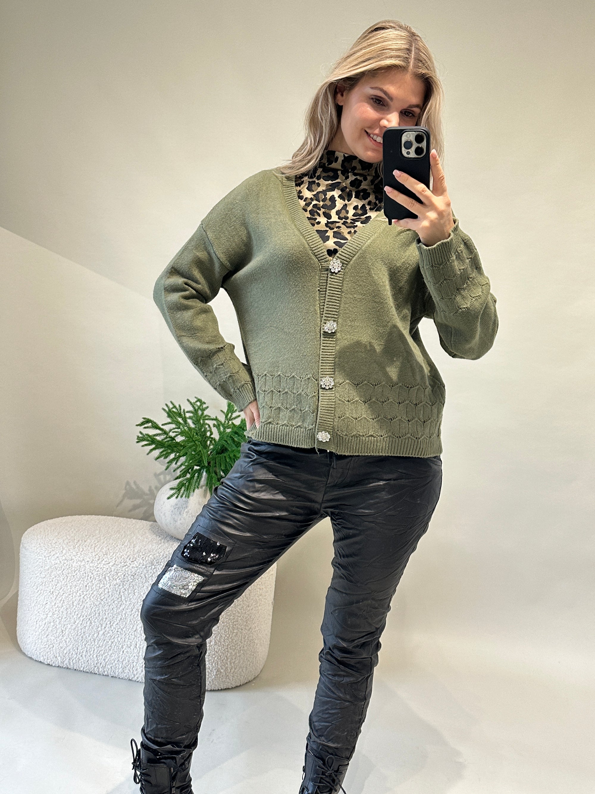 Strickjacke in Olivgrün mit Glitzerknöpfe