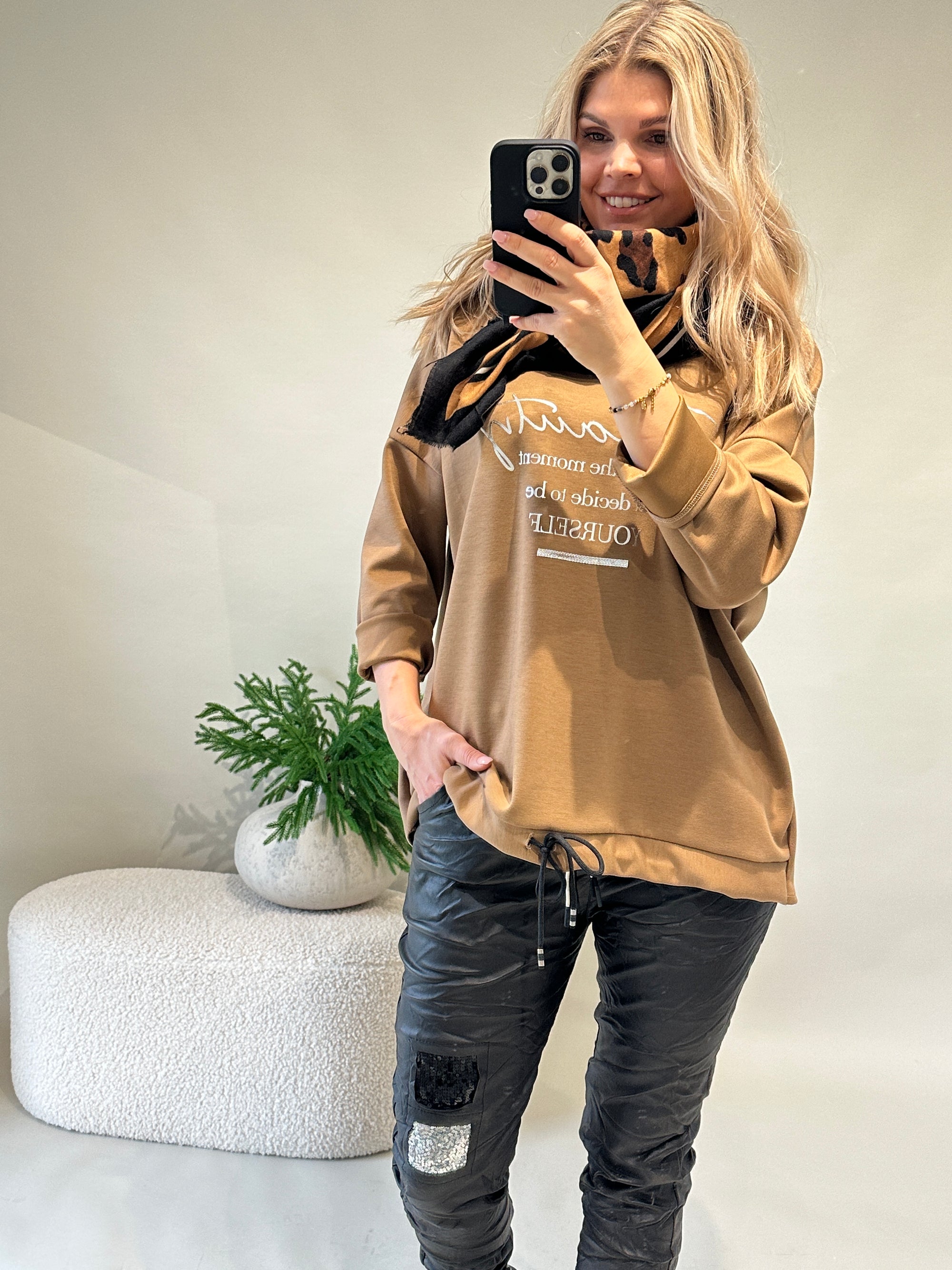 Pullover in Zimt mit Glitzeraufschrift ( Beauty )