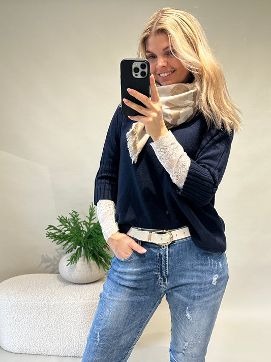 Pullover in Dunkelblau mit Stehkragen und dreiviertel Arm