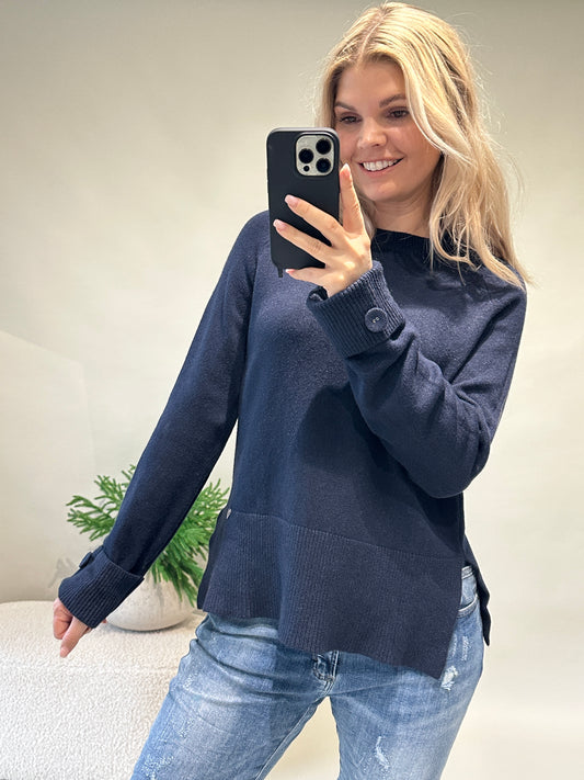 Pullover in Dunkelblau mit Knopf am Arm