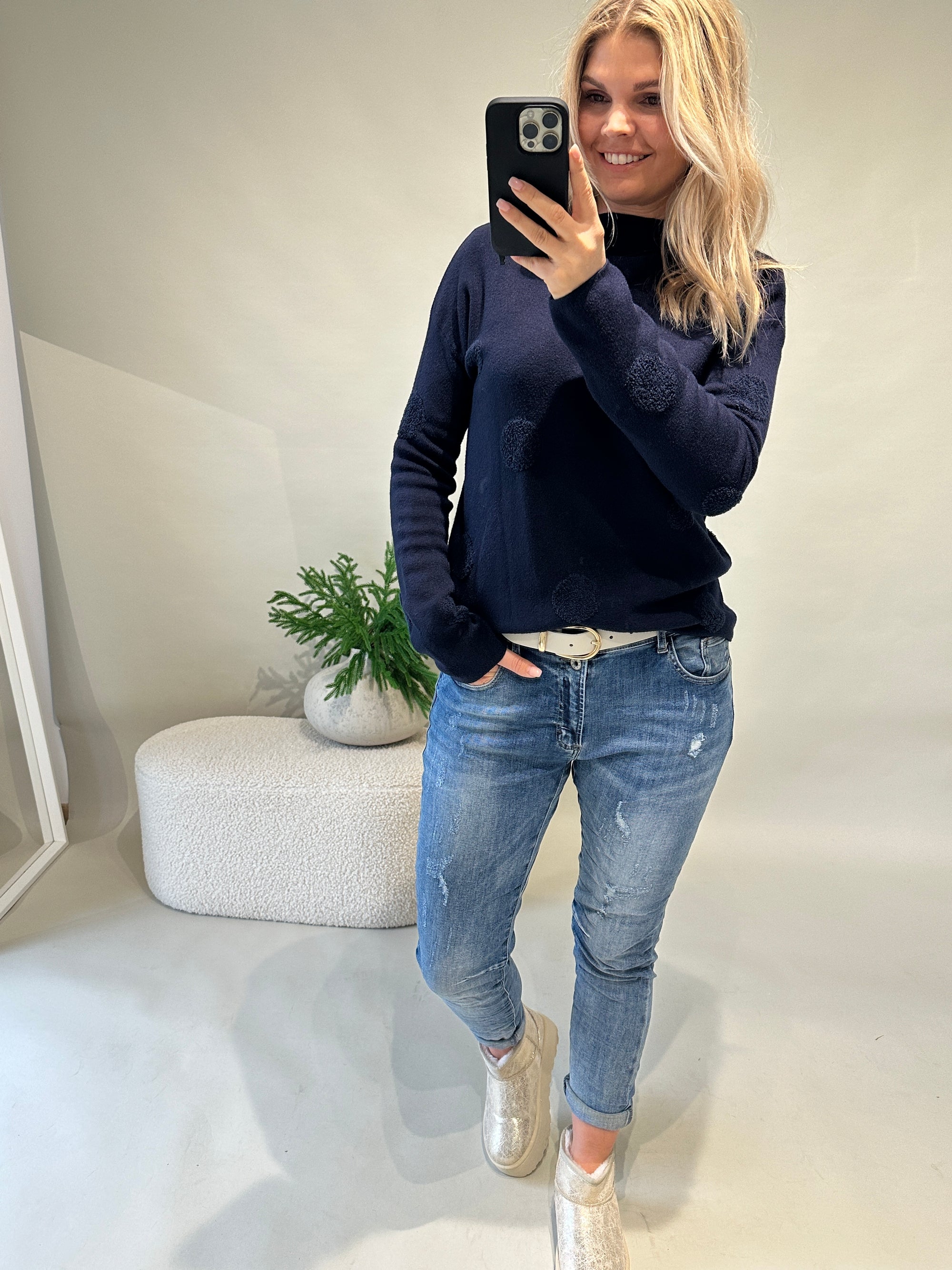 Pullover in Dunkelblau mit Kunstfellpunkte