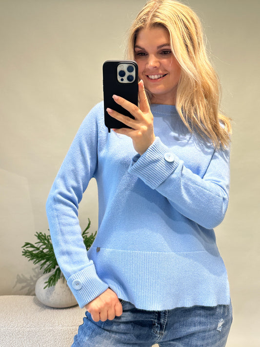 Pullover in Hellblau mit Knopf am Arm