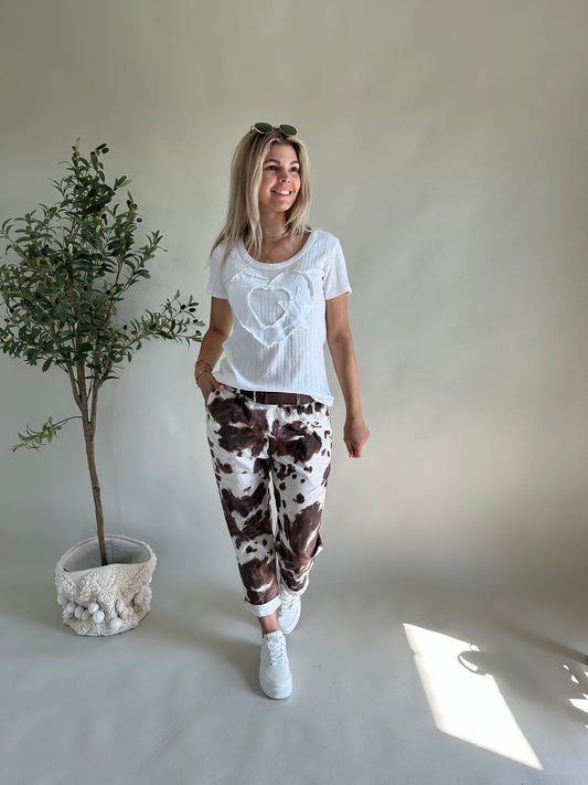 T-Shirt in Weiß mit Herzaufnäher vorne