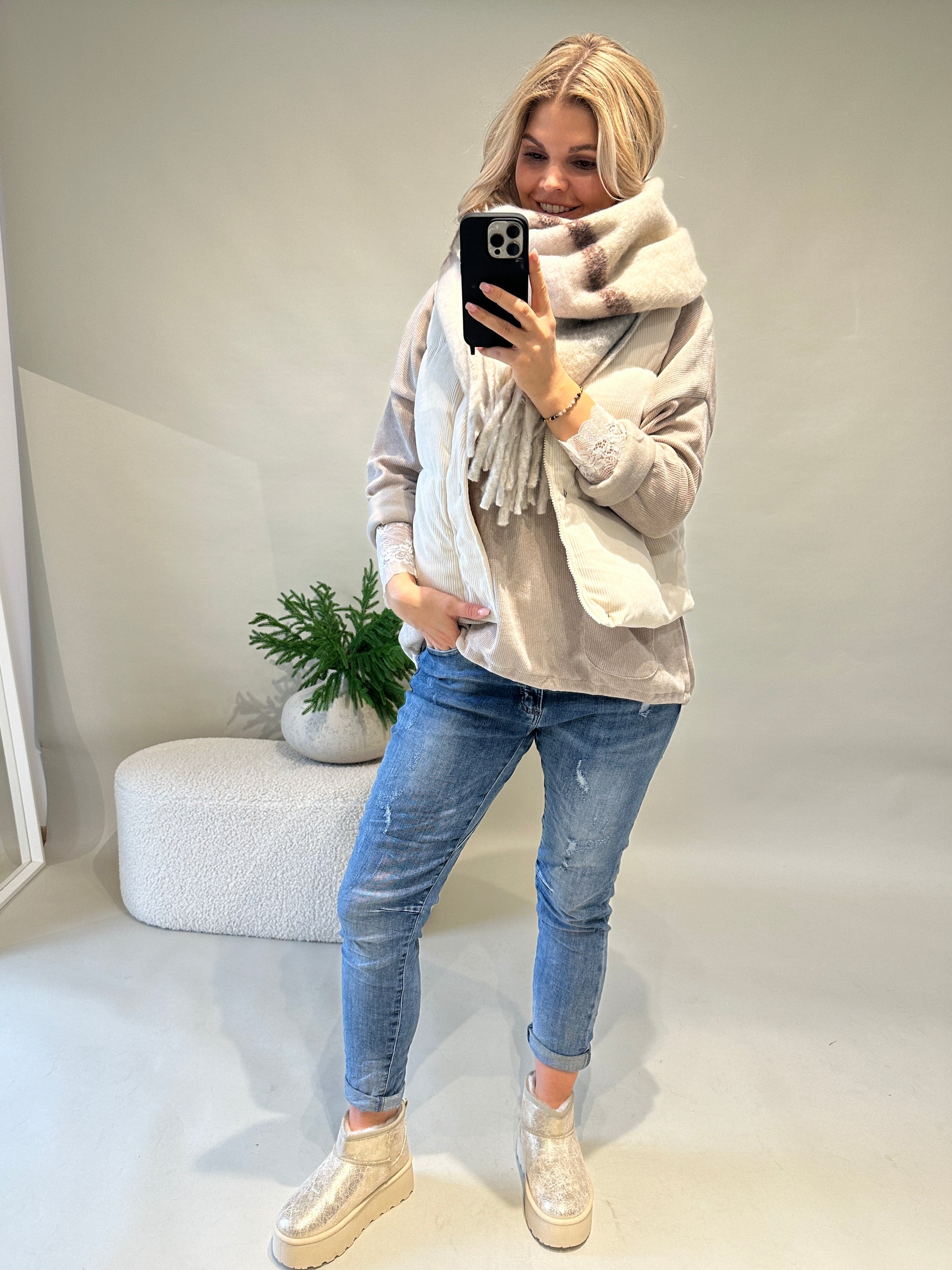 Pullover in Sand mit Kleiner Tasche vorne