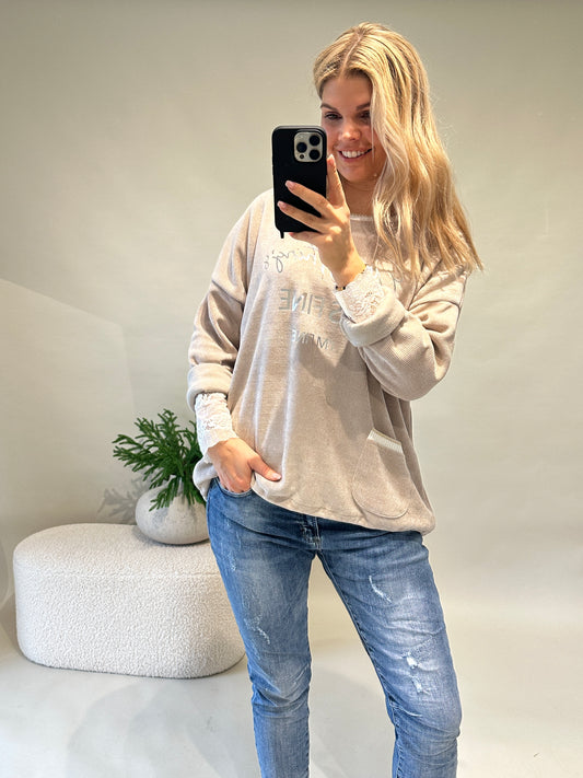 Pullover in Sand mit Kleiner Tasche vorne