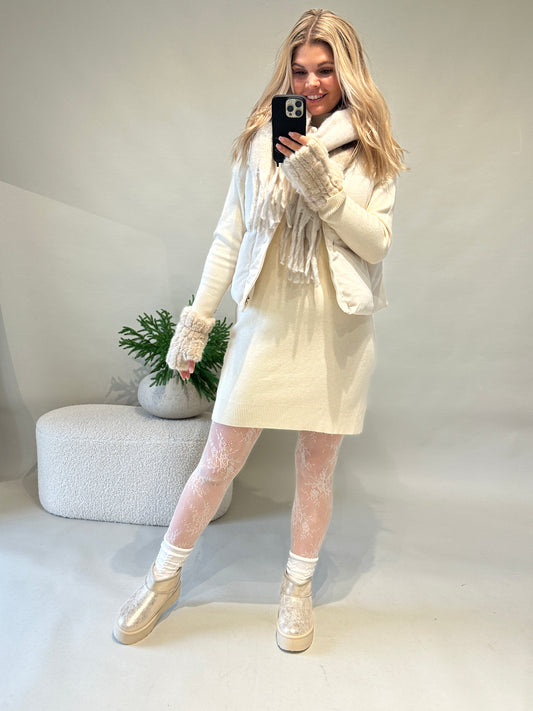 Strickkleid in Wollweiß mit kleiner Tasche vorne