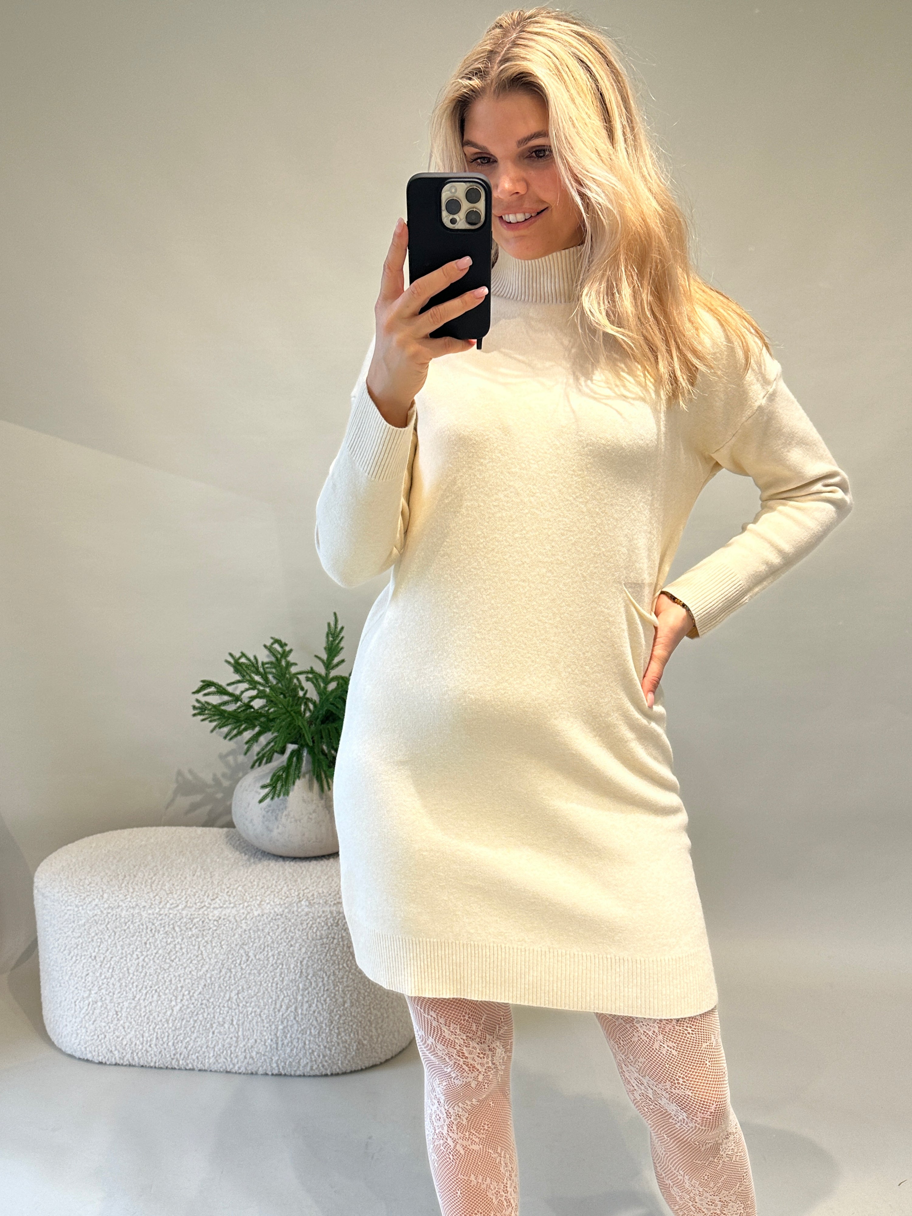 Strickkleid in Wollweiß mit kleiner Tasche vorne