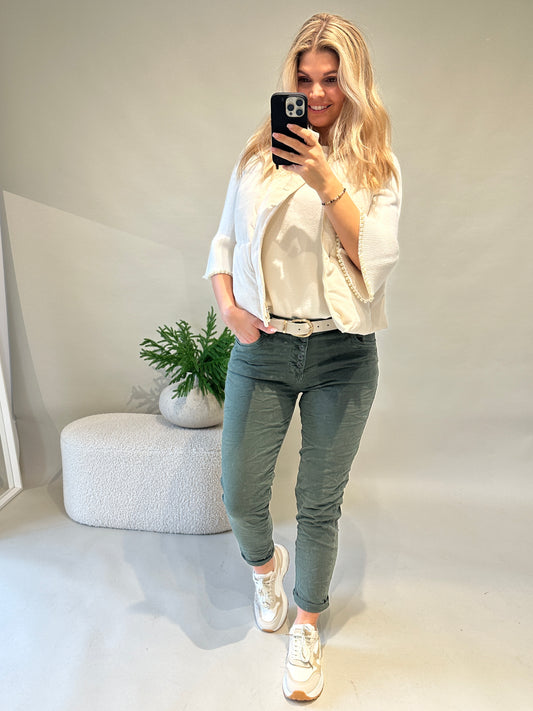 Jeans in Olivgrün mit Knöpfen