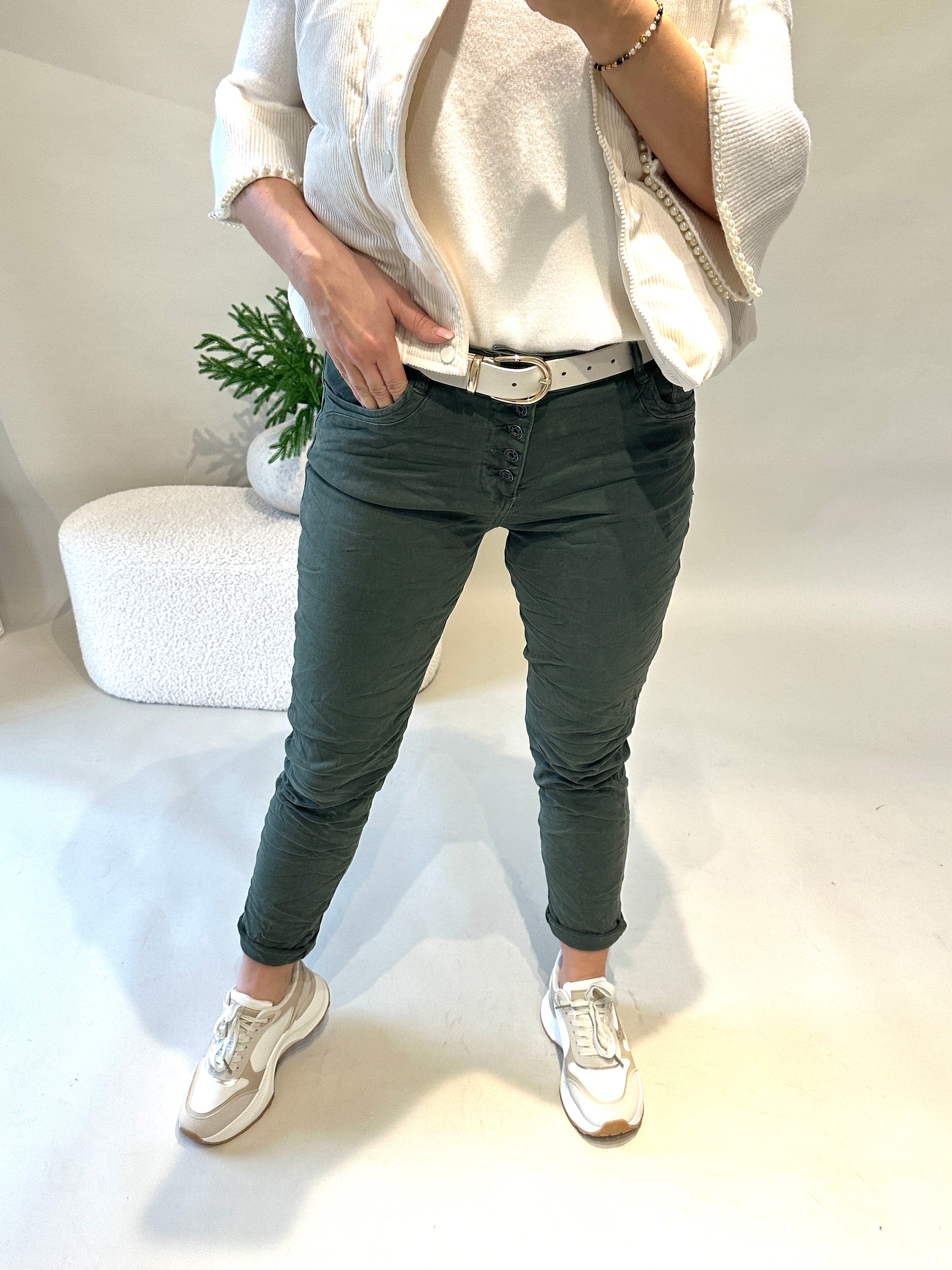Jeans in Olivgrün mit Knöpfen