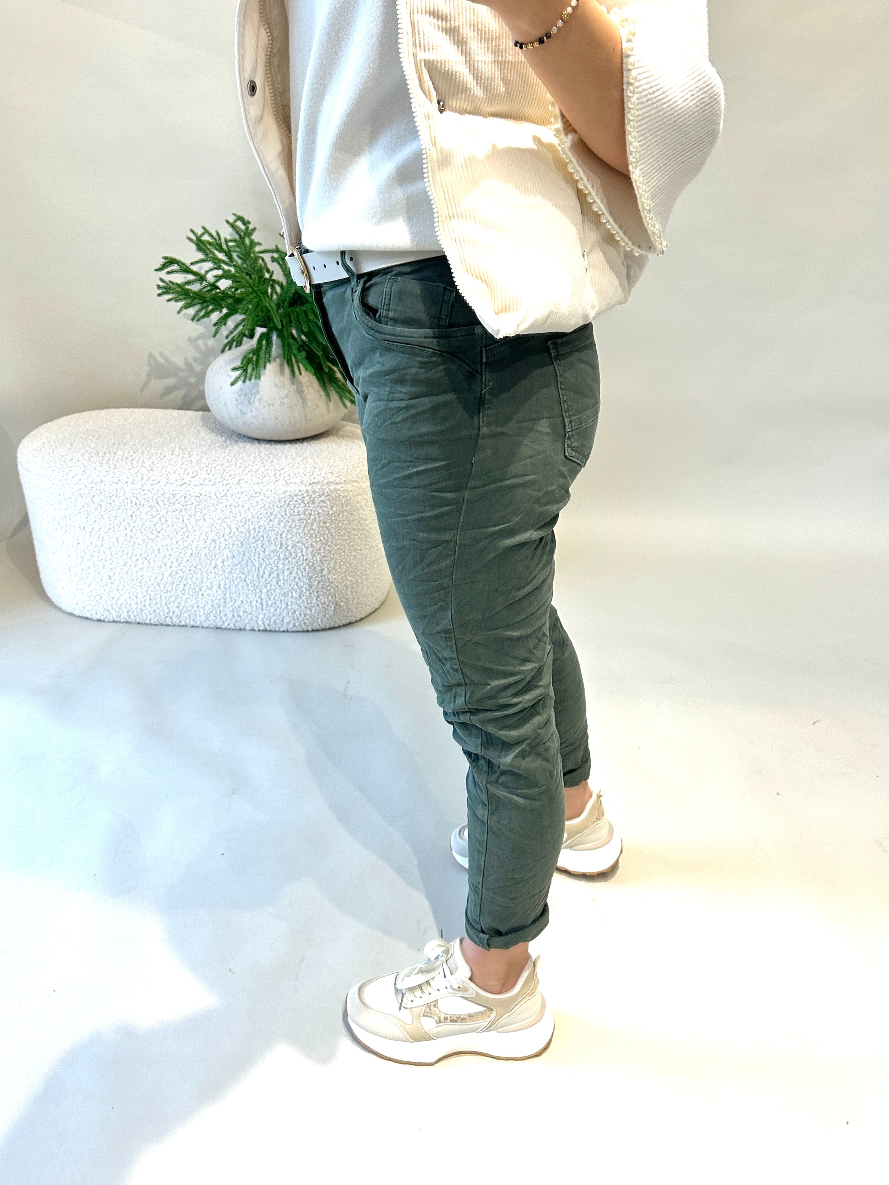 Jeans in Olivgrün mit Knöpfen