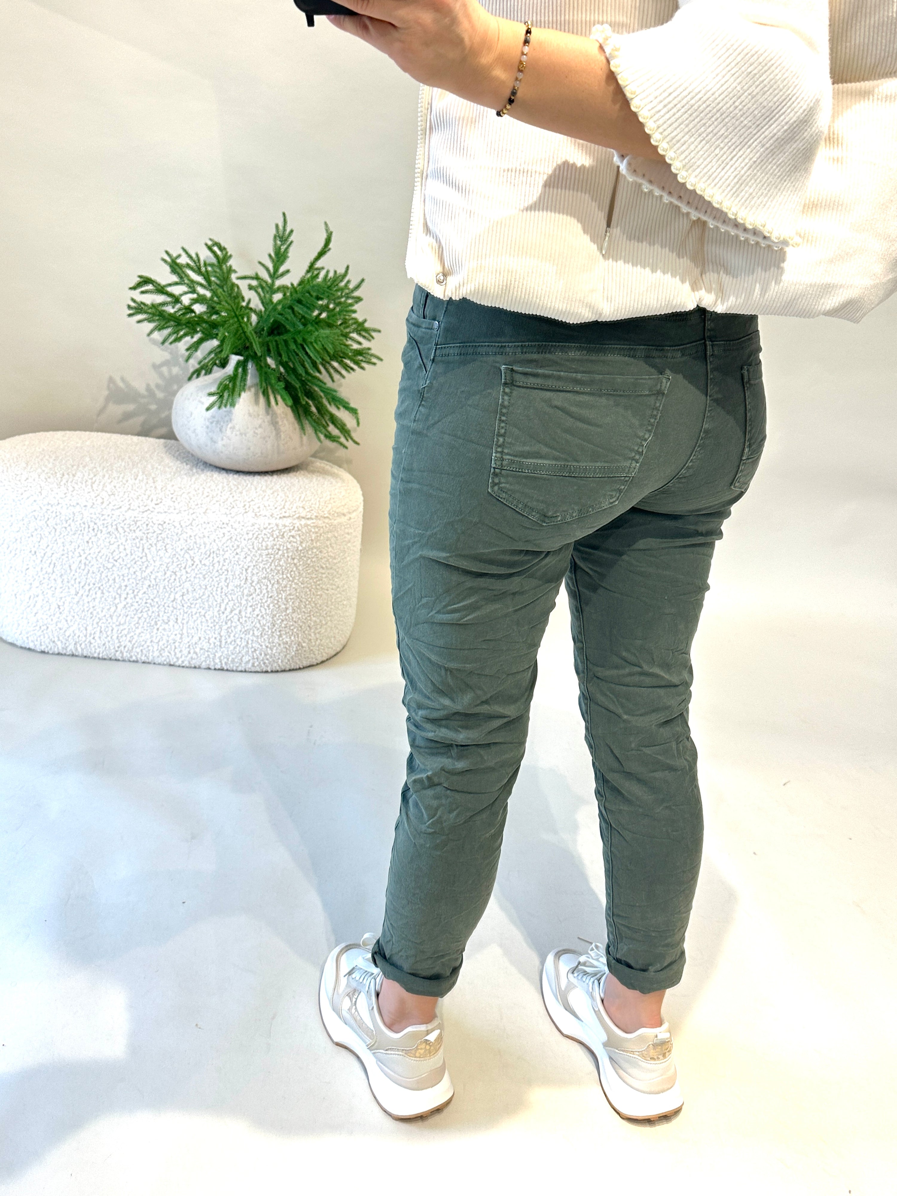 Jeans in Olivgrün mit Knöpfen