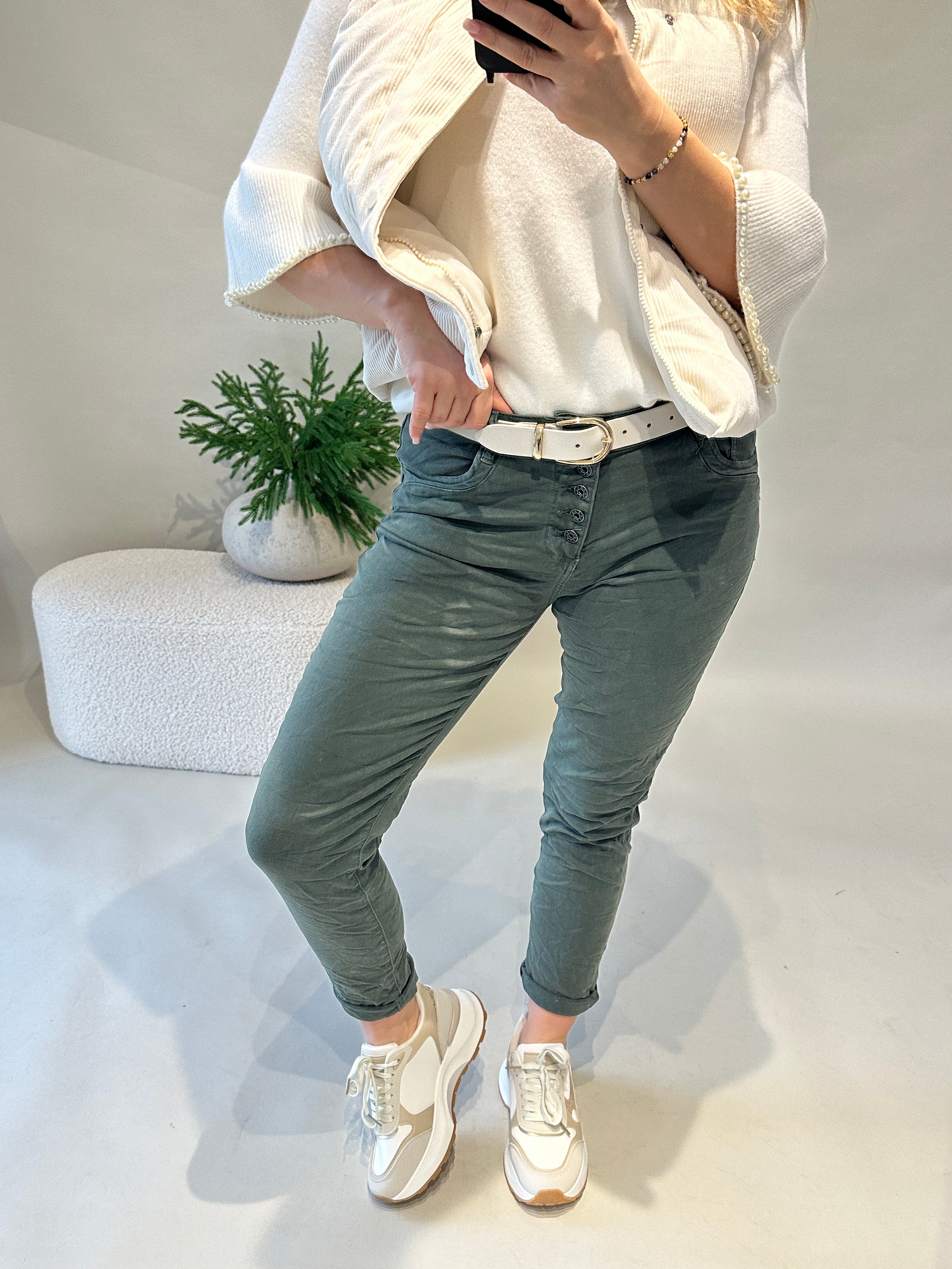 Jeans in Olivgrün mit Knöpfen