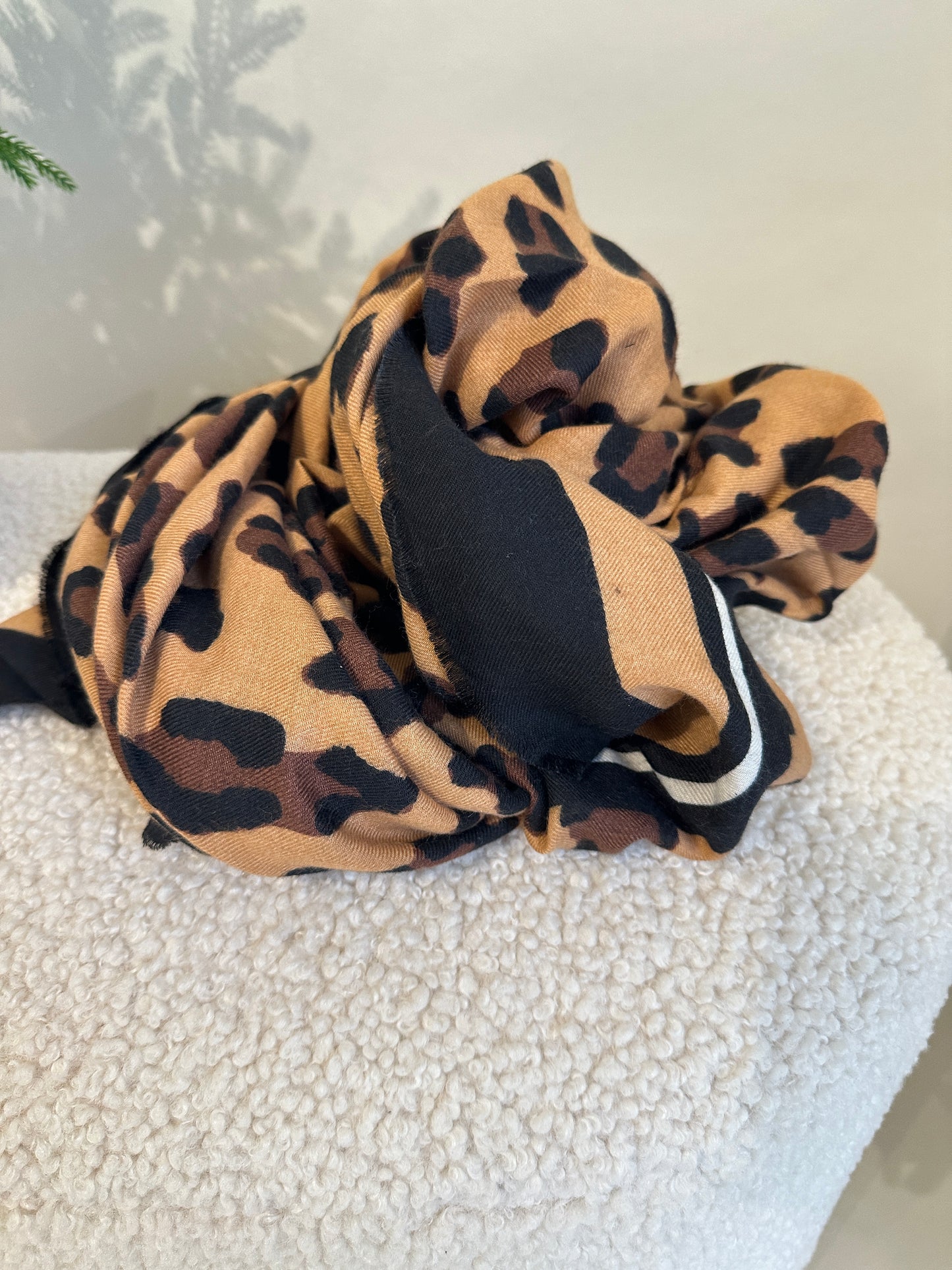 schal in zimt/schwarz/beige mit leomuster