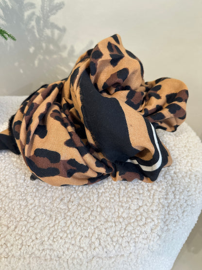 Schal in Zimt/Schwarz/Beige mit Leomuster