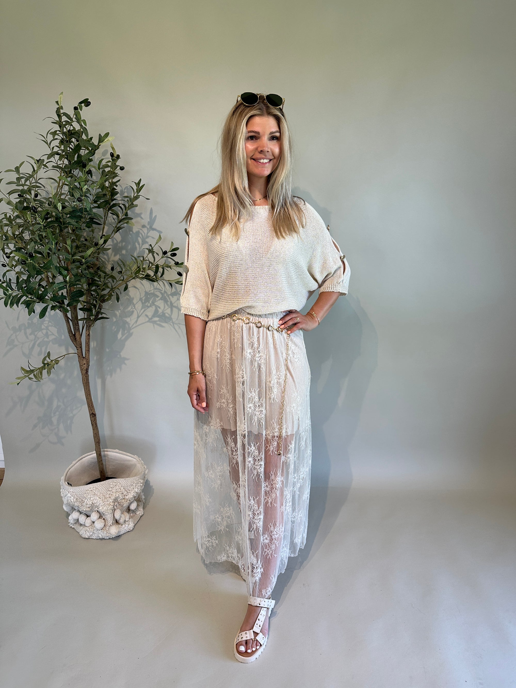 Pullover mit Öffnungen und goldene Knöpfe am Arm in Beige