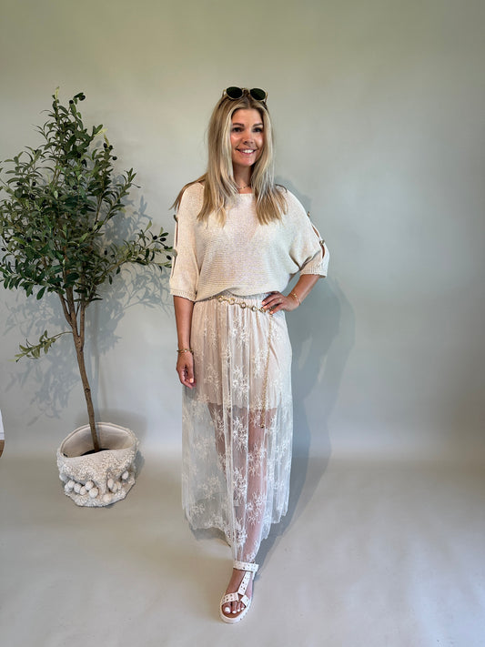 Pullover mit Öffnungen und goldene Knöpfe am Arm in Beige